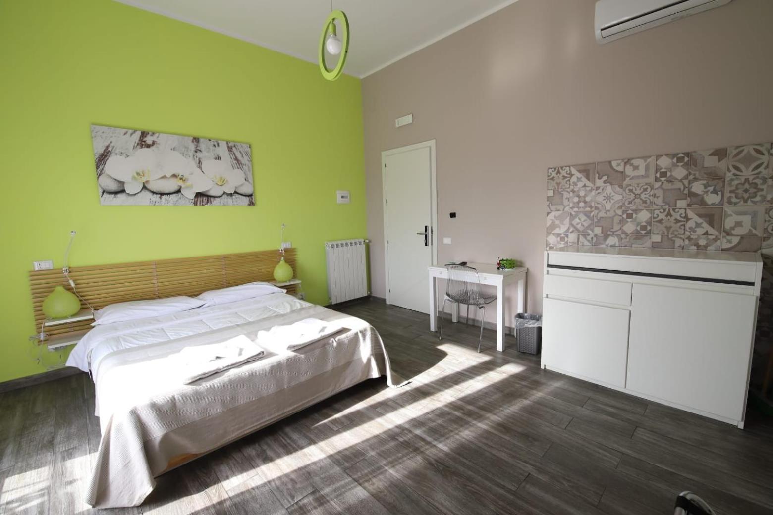 King Room with Balcony - Photo 32
