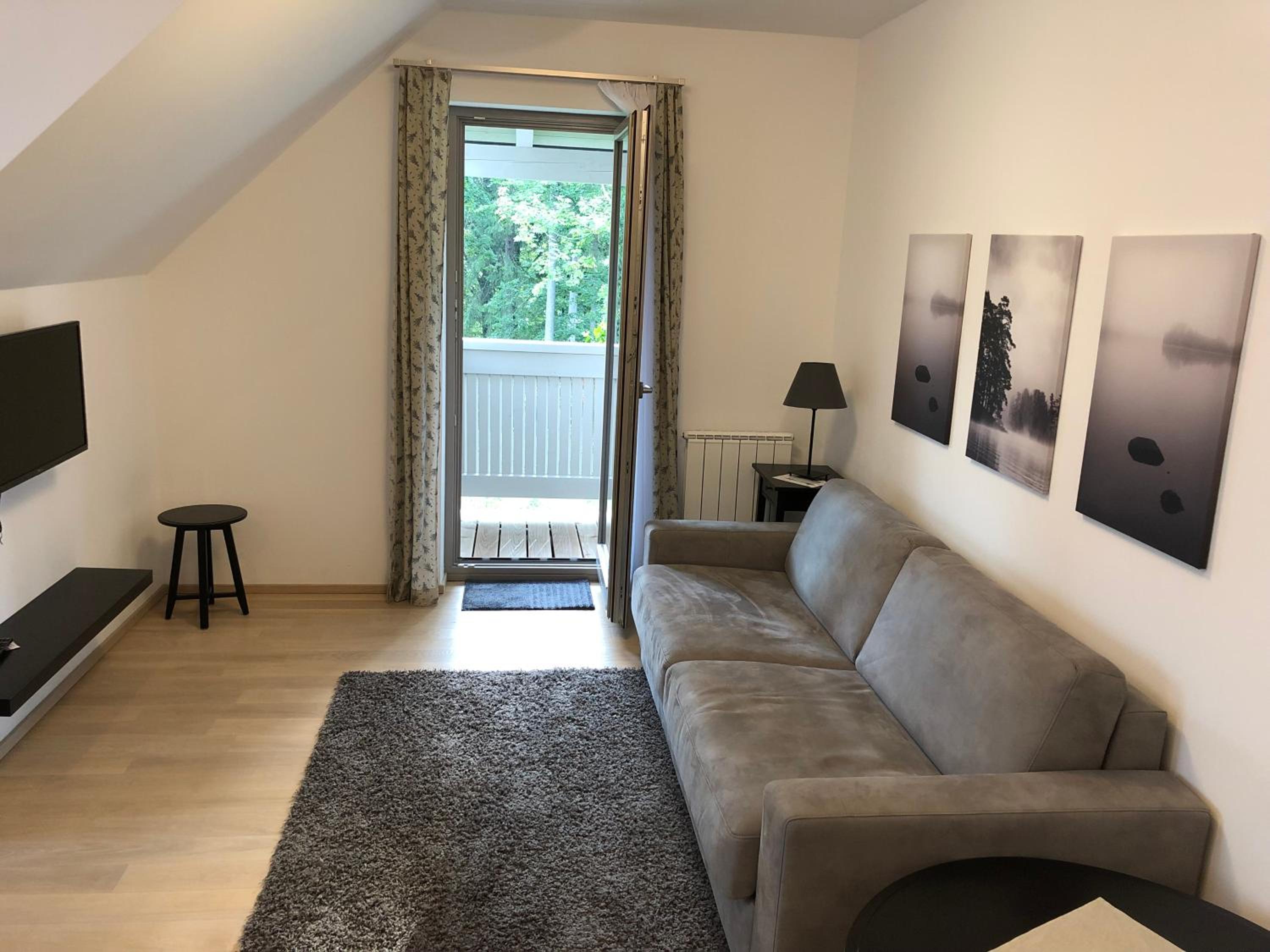 Apartment with Balcony - Photo 5