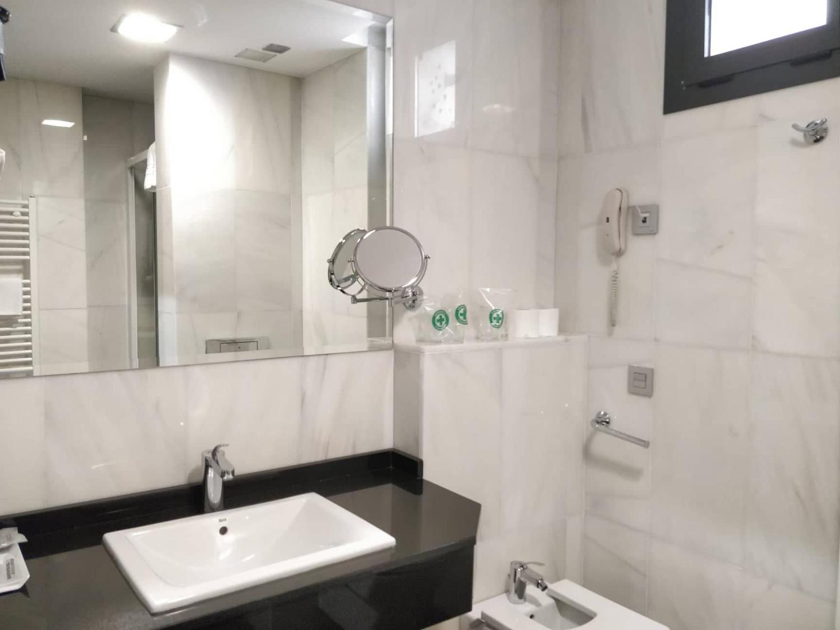 Double or Twin Room - Photo 9