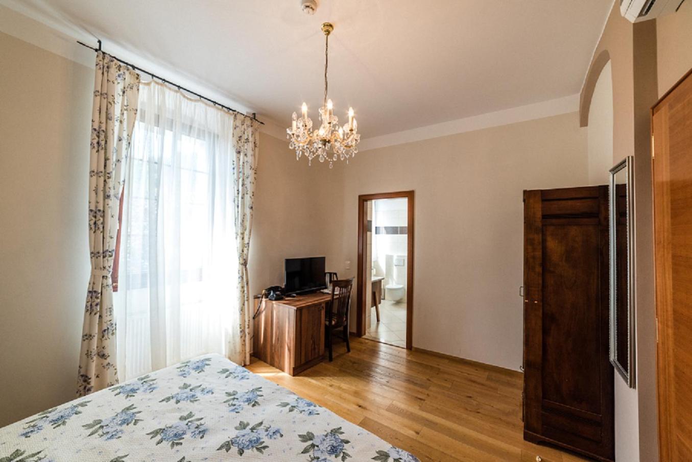 Deluxe Double Room - Photo 10