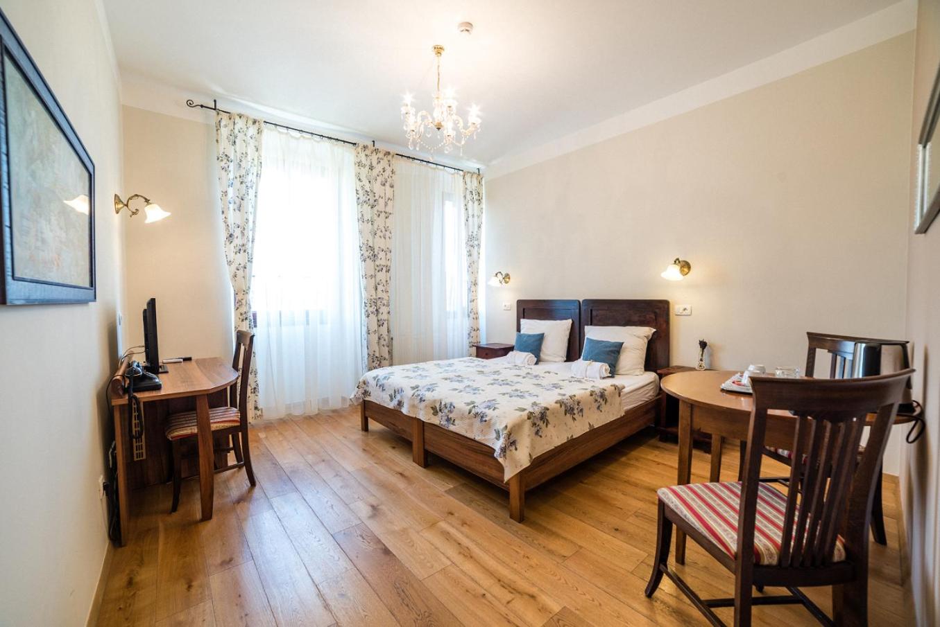 Deluxe Double Room - Photo 12