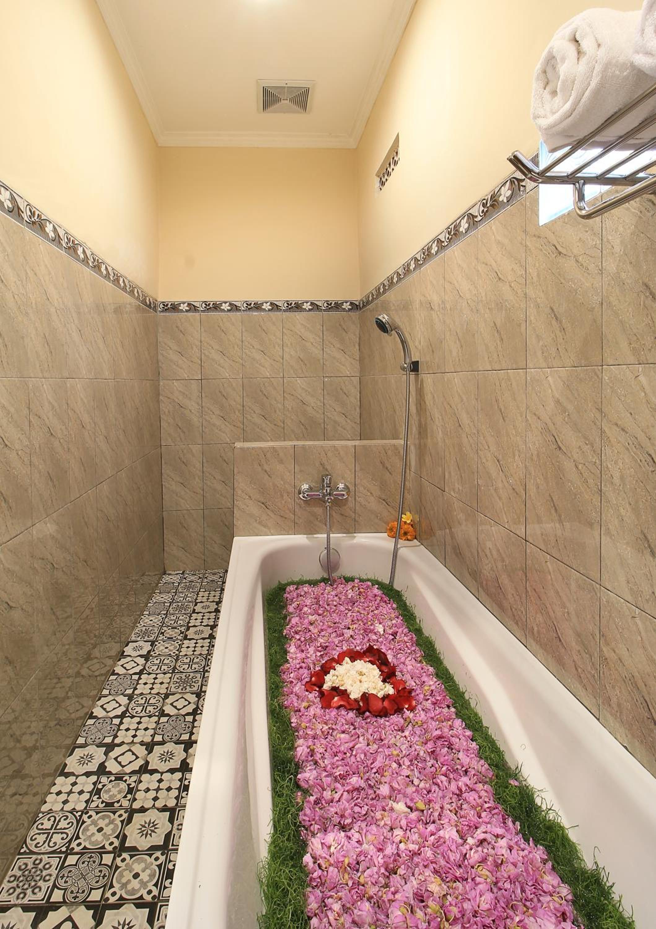 Deluxe King Room - Photo 2