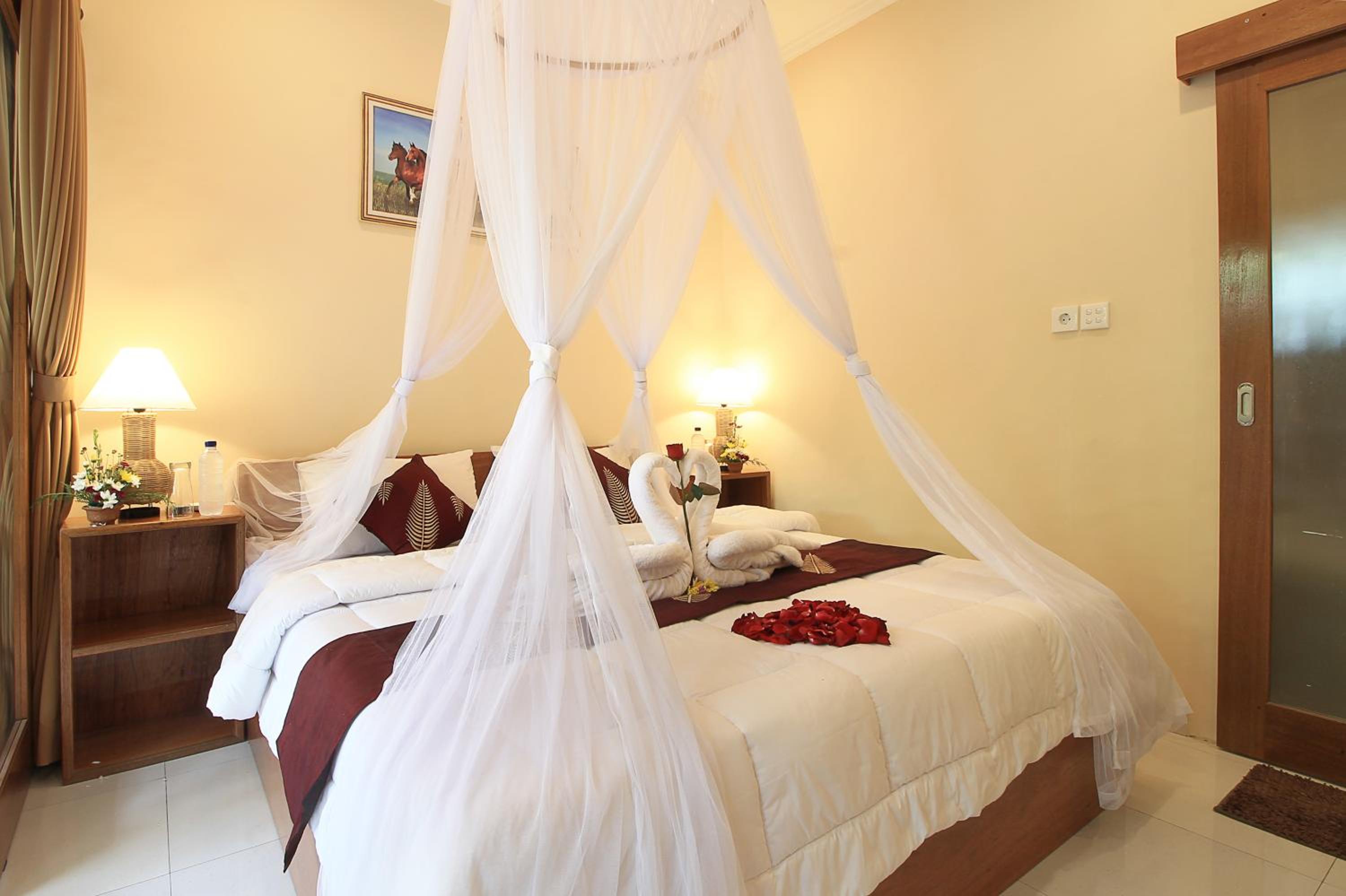 Deluxe King Room - Photo 11