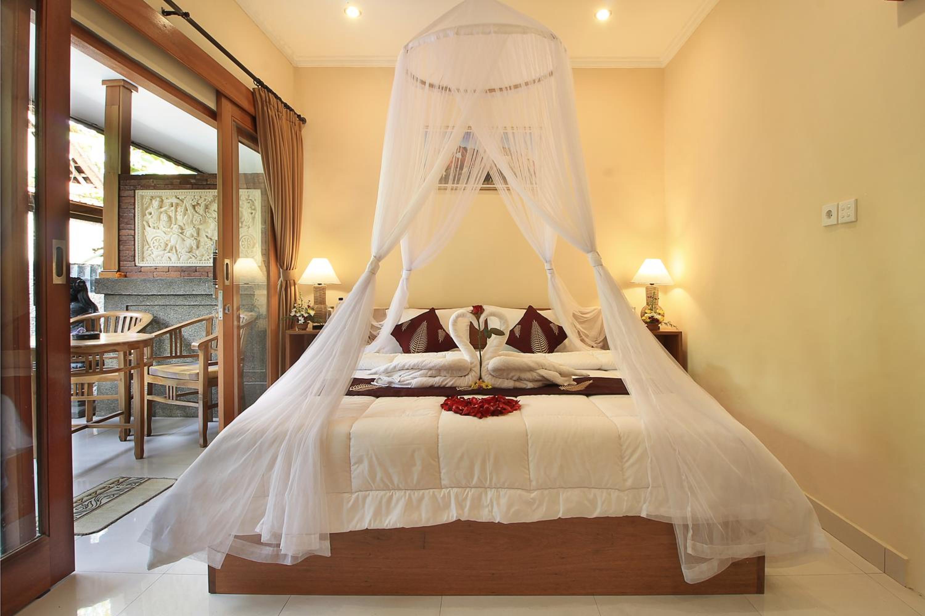 Deluxe King Room - Photo 13