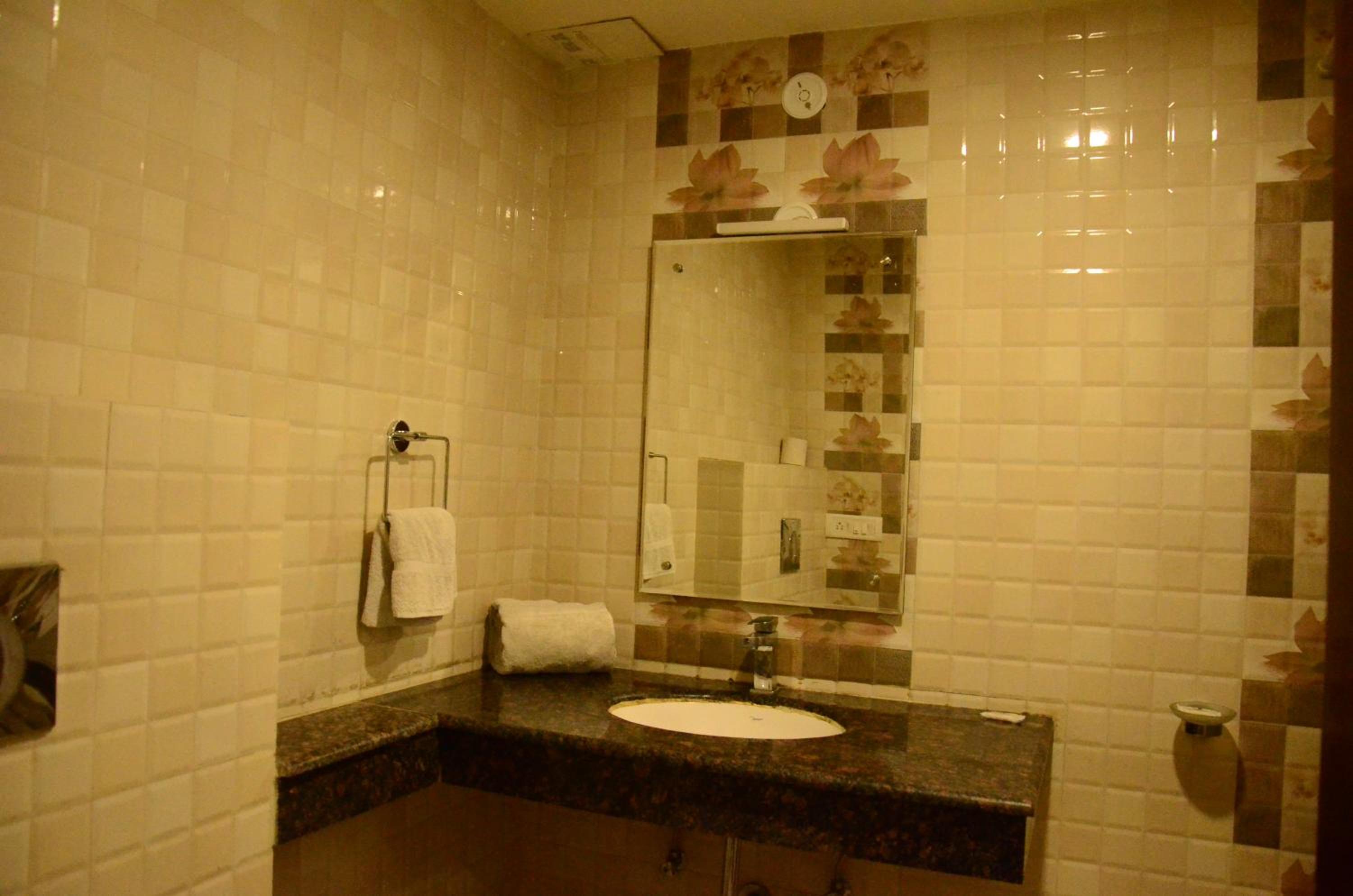 Deluxe King Room - Photo 4