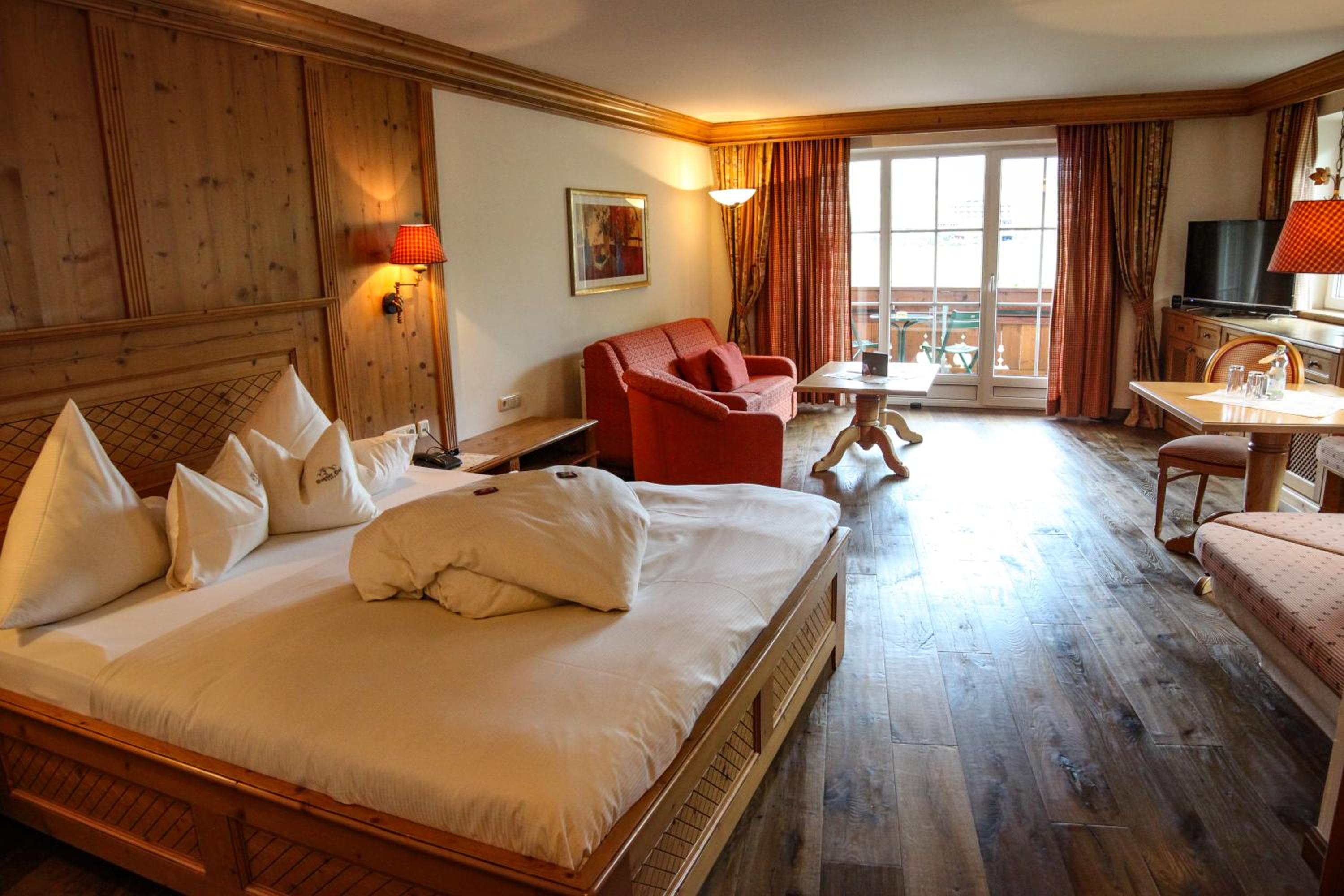 Deluxe Double Room with Balcony photo 1