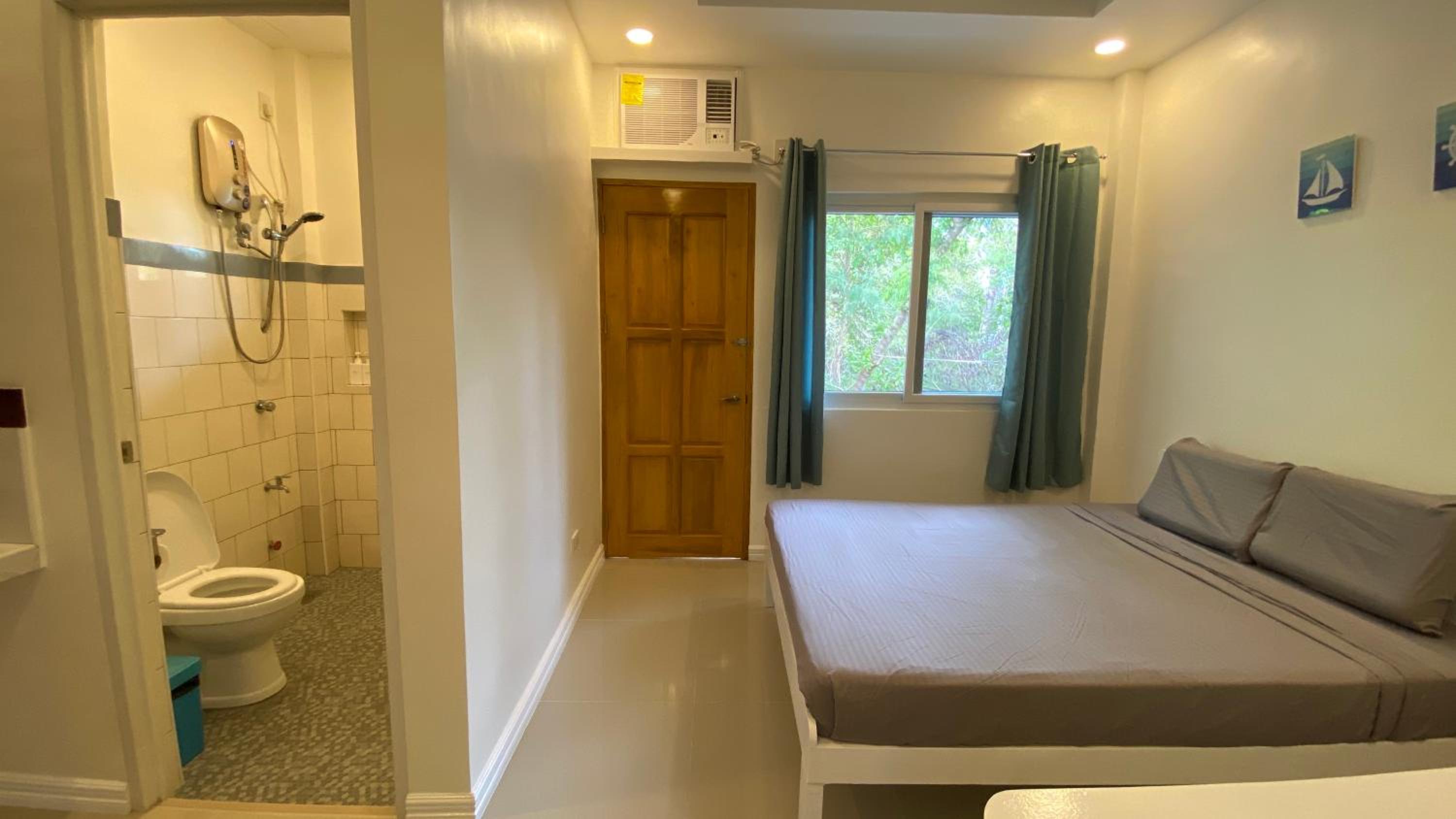 Deluxe Queen Suite - Photo 8