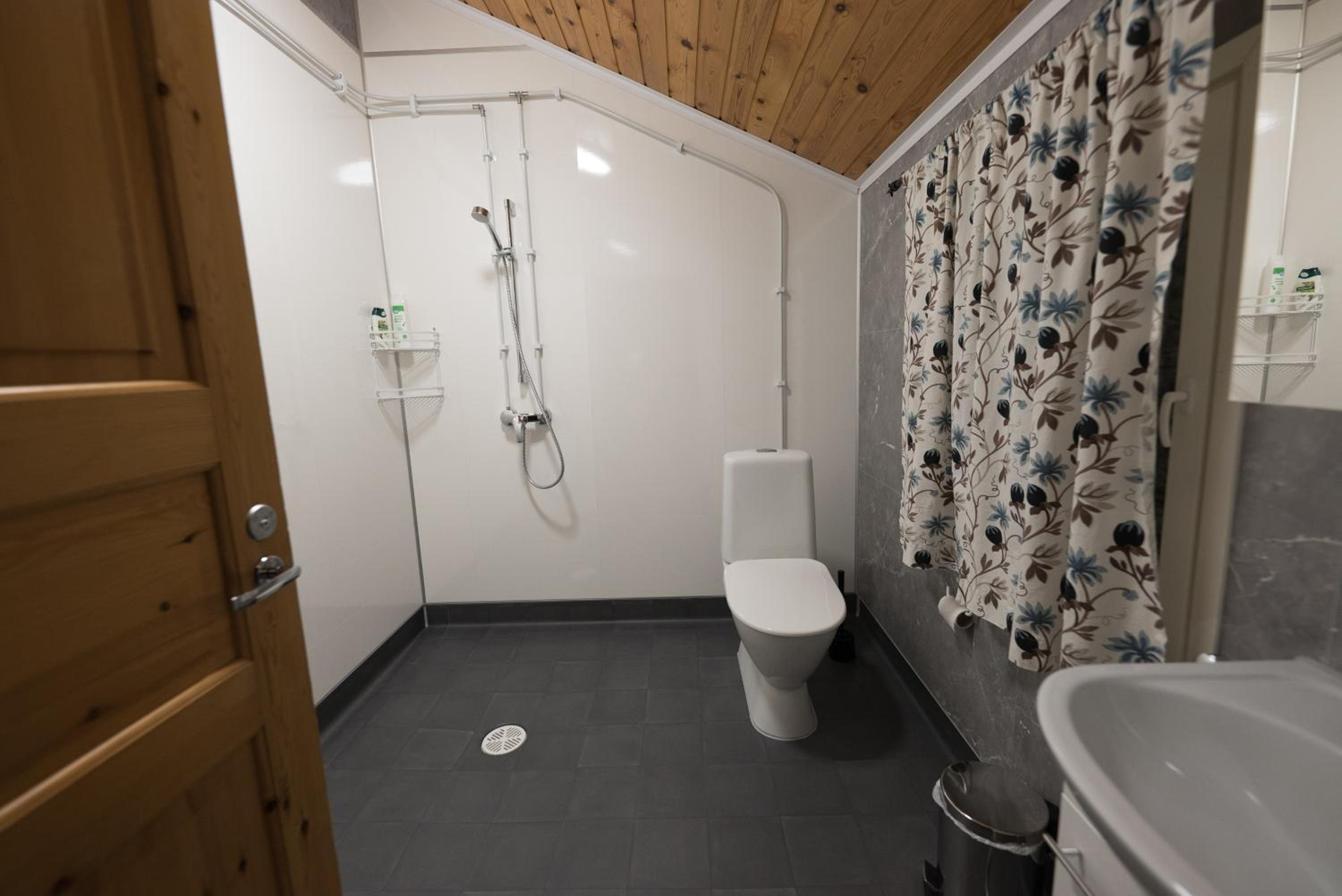 Quadruple Room with Bathroom - Photo 5