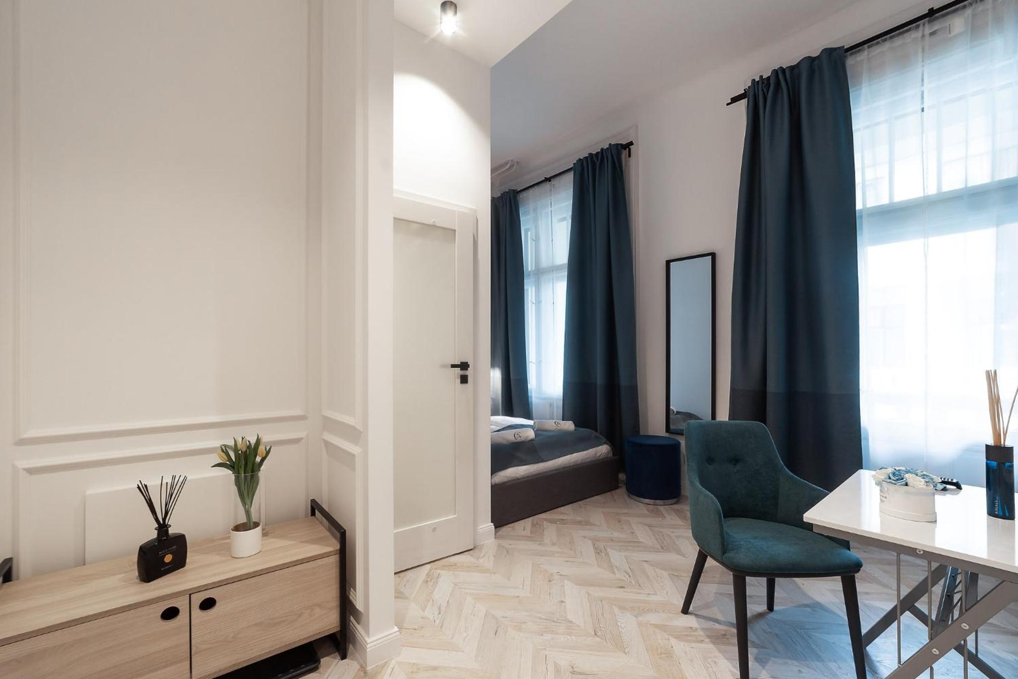 Deluxe Double Room with Balcony - Photo 4