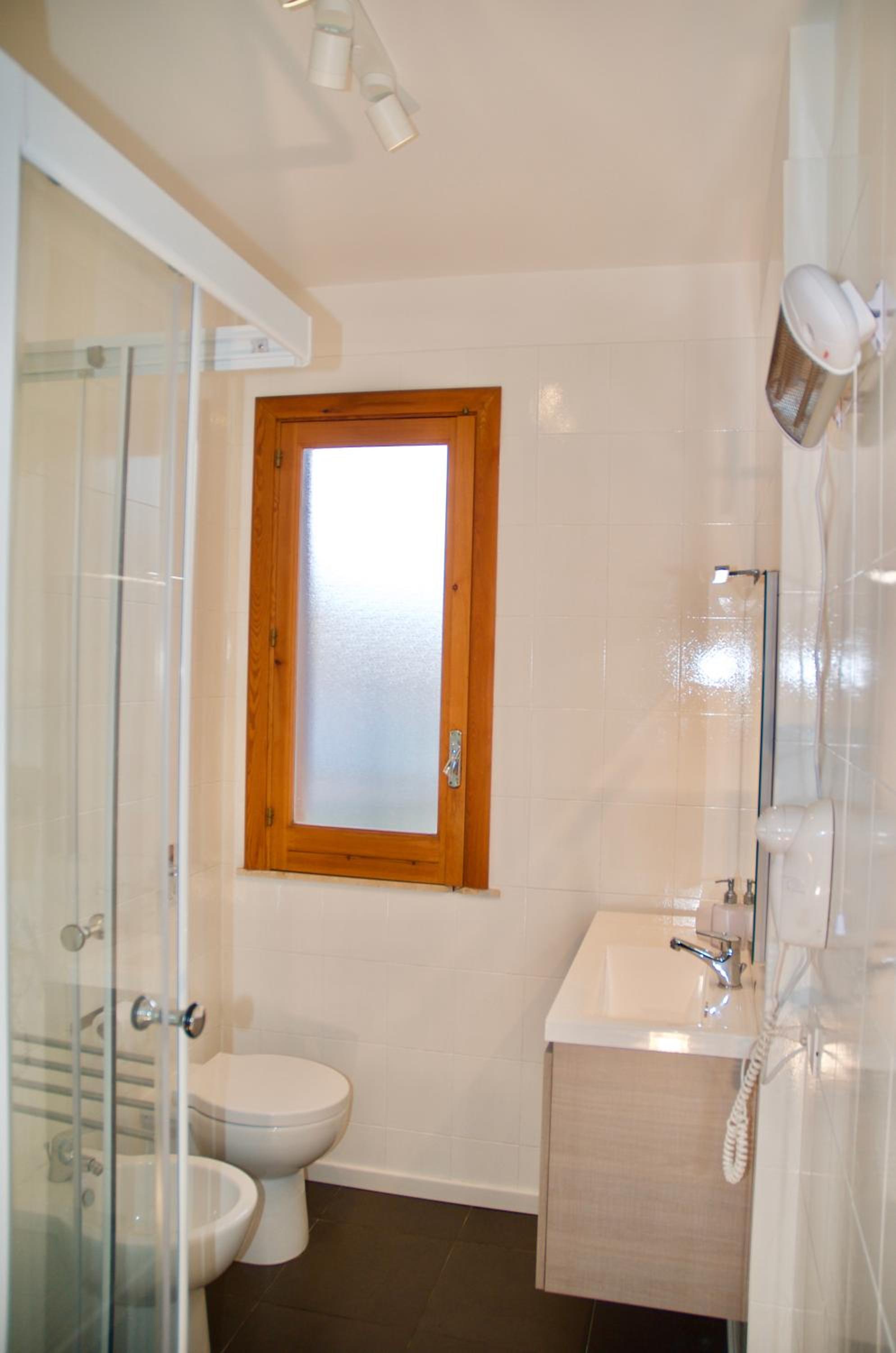 Double Room with Private Bathroom - Photo 6