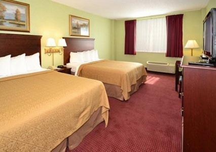 Queen Room with Two Queen Beds - Non-Smoking - Photo 1