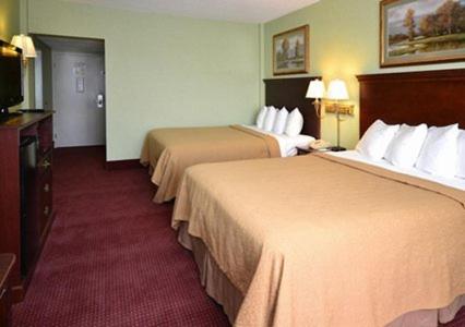 Queen Room with Two Queen Beds - Non-Smoking - Photo 2