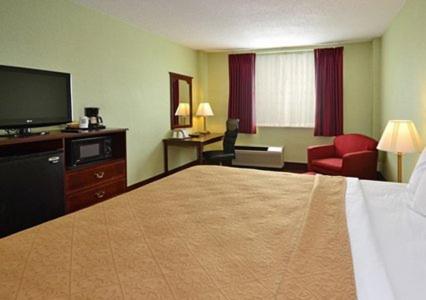 Queen Room with Two Queen Beds - Non-Smoking - Photo 4