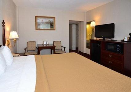Queen Room with Two Queen Beds - Non-Smoking - Photo 3