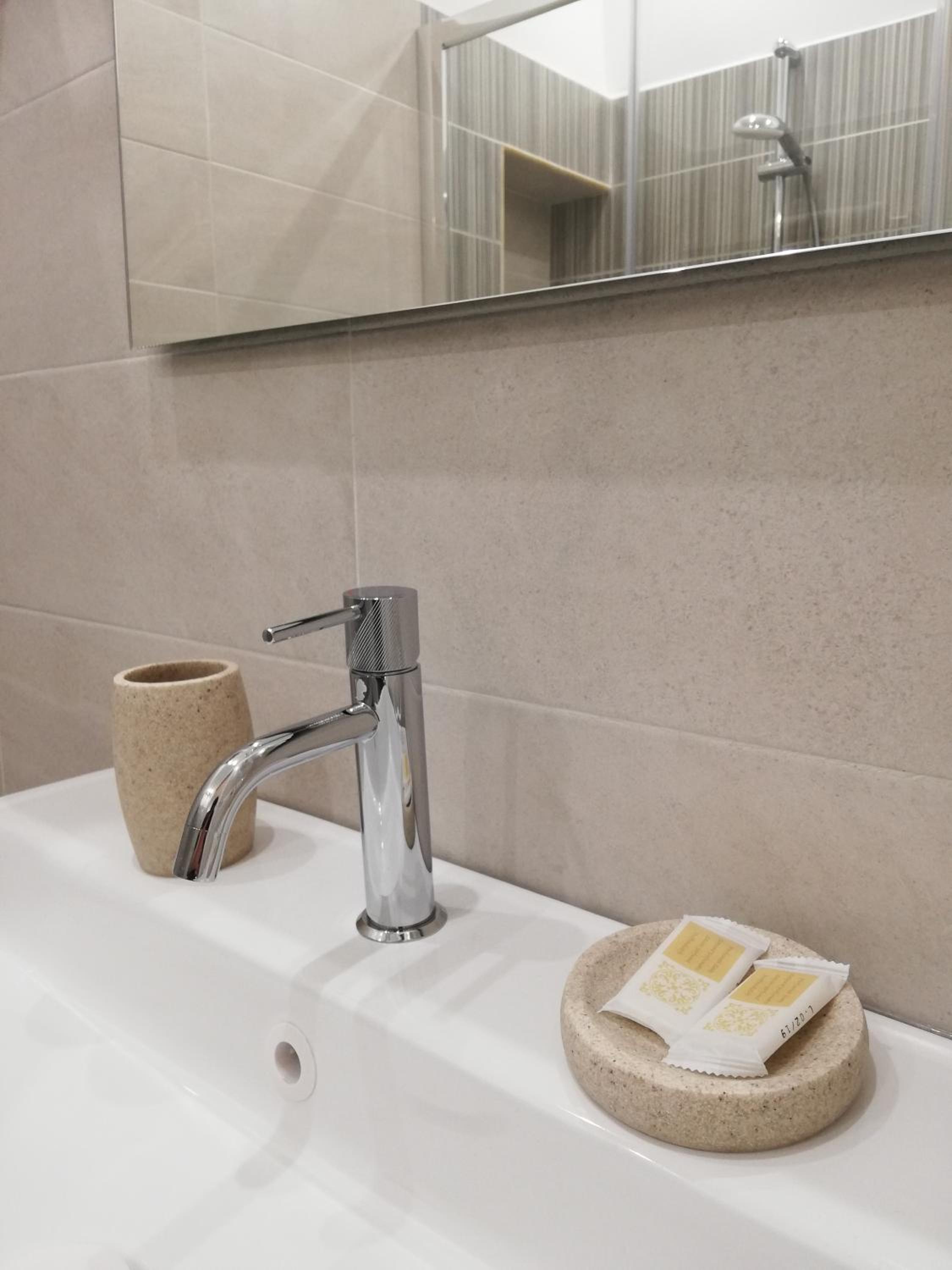 Double Room with Private Bathroom - Photo 15