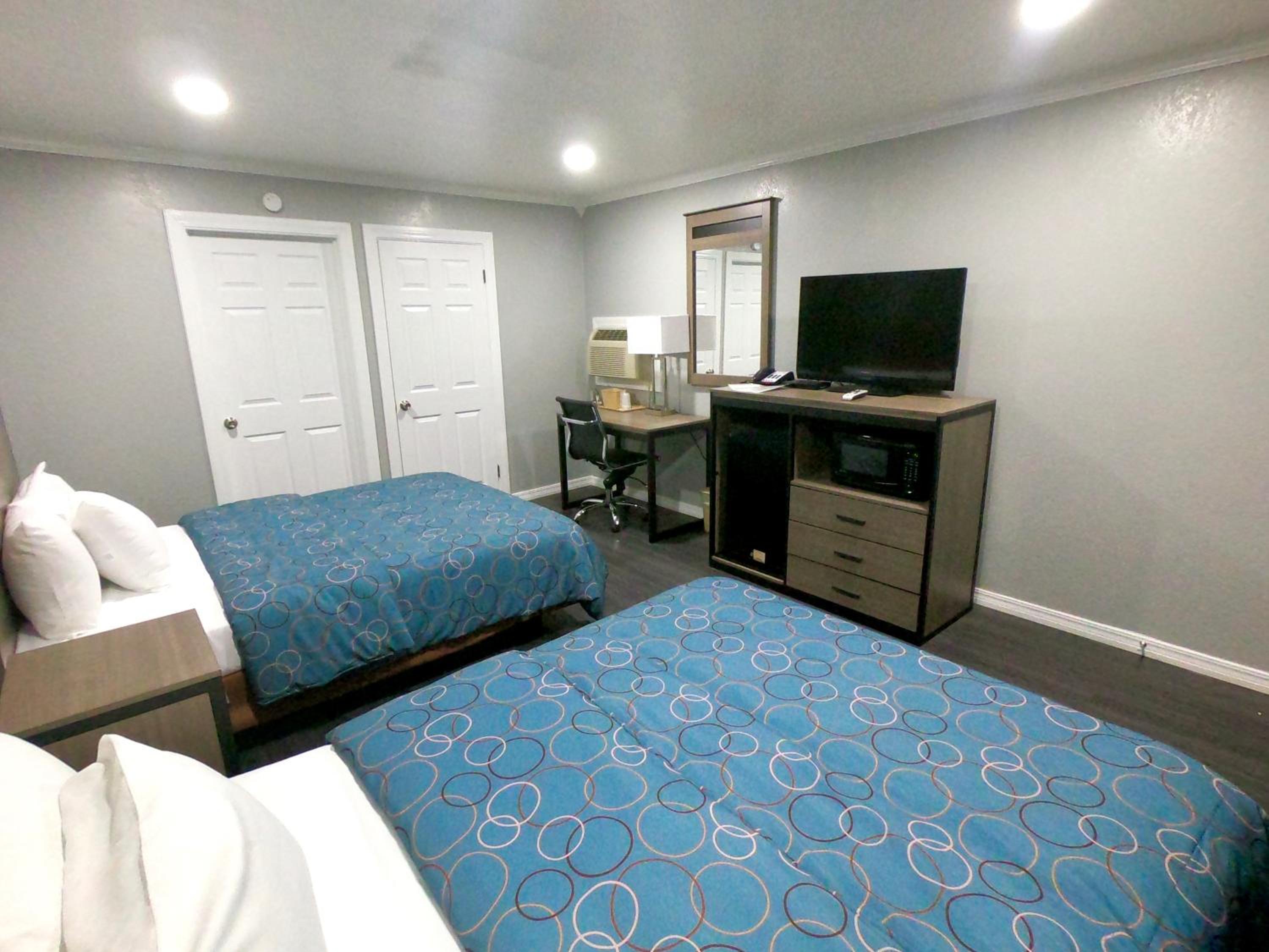 Deluxe Queen Room with Two Queen Beds photo 3