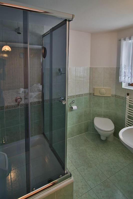 Economy Triple Room photo 3