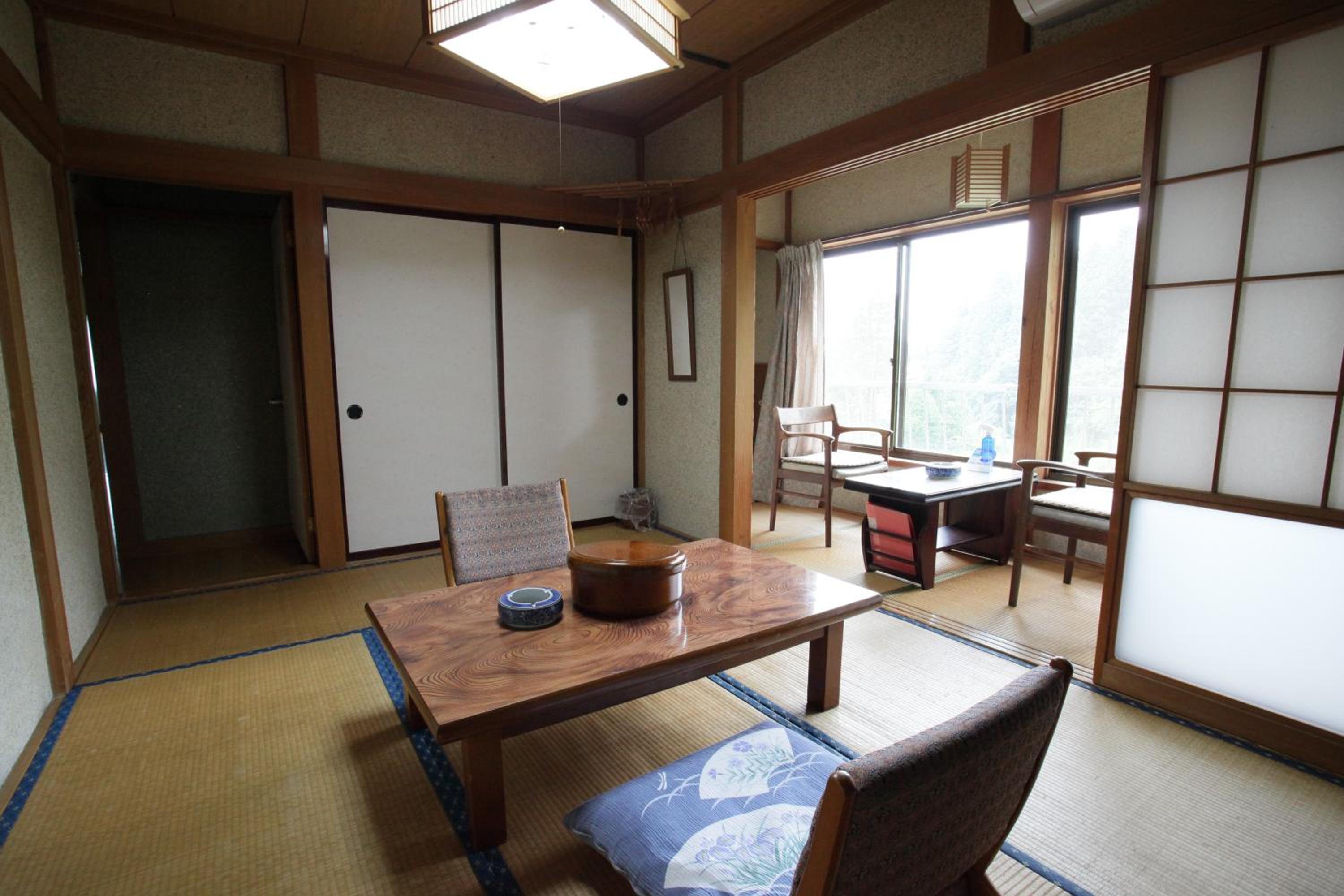 三人共享浴室房