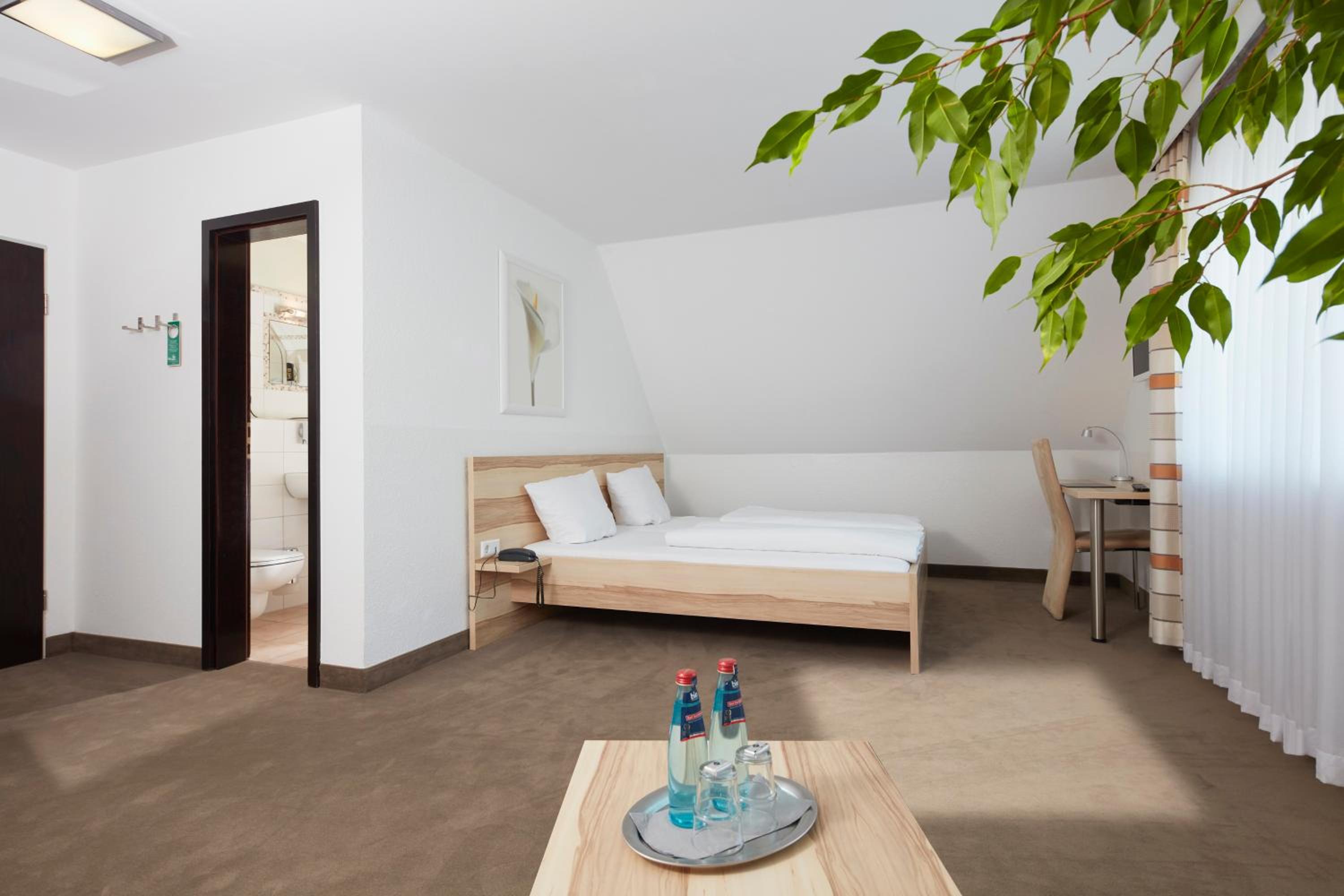 Double Room with Bath - Photo 13
