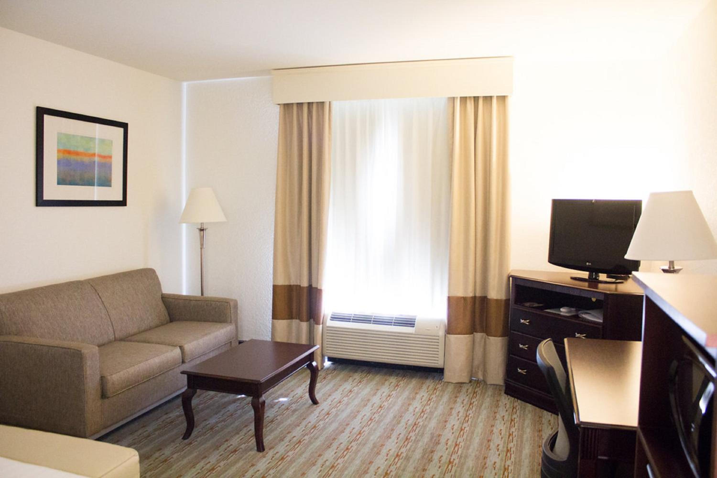 Premium King Room with Sofa Bed - Photo 5