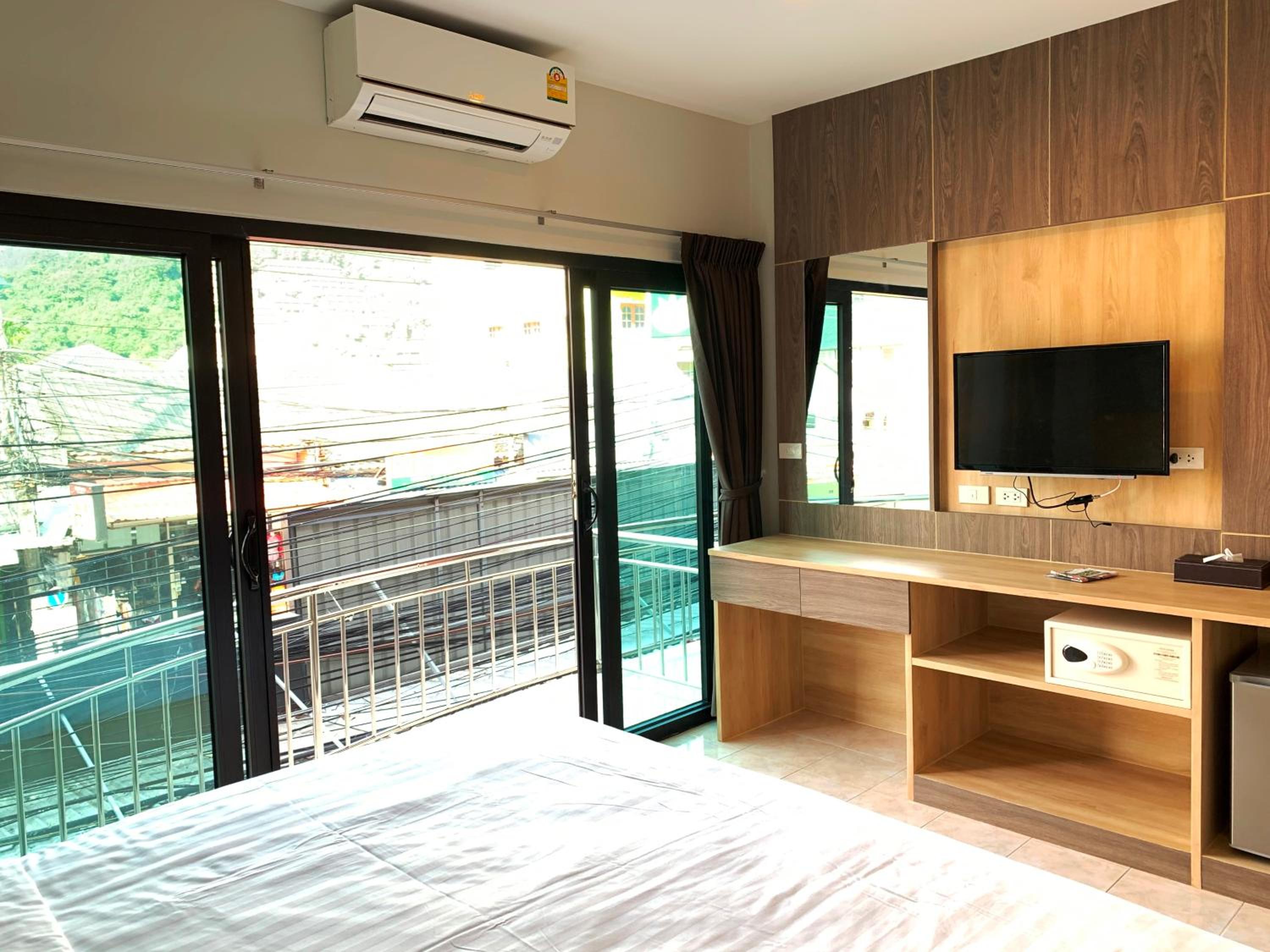 Standard King Room Street side photo 1