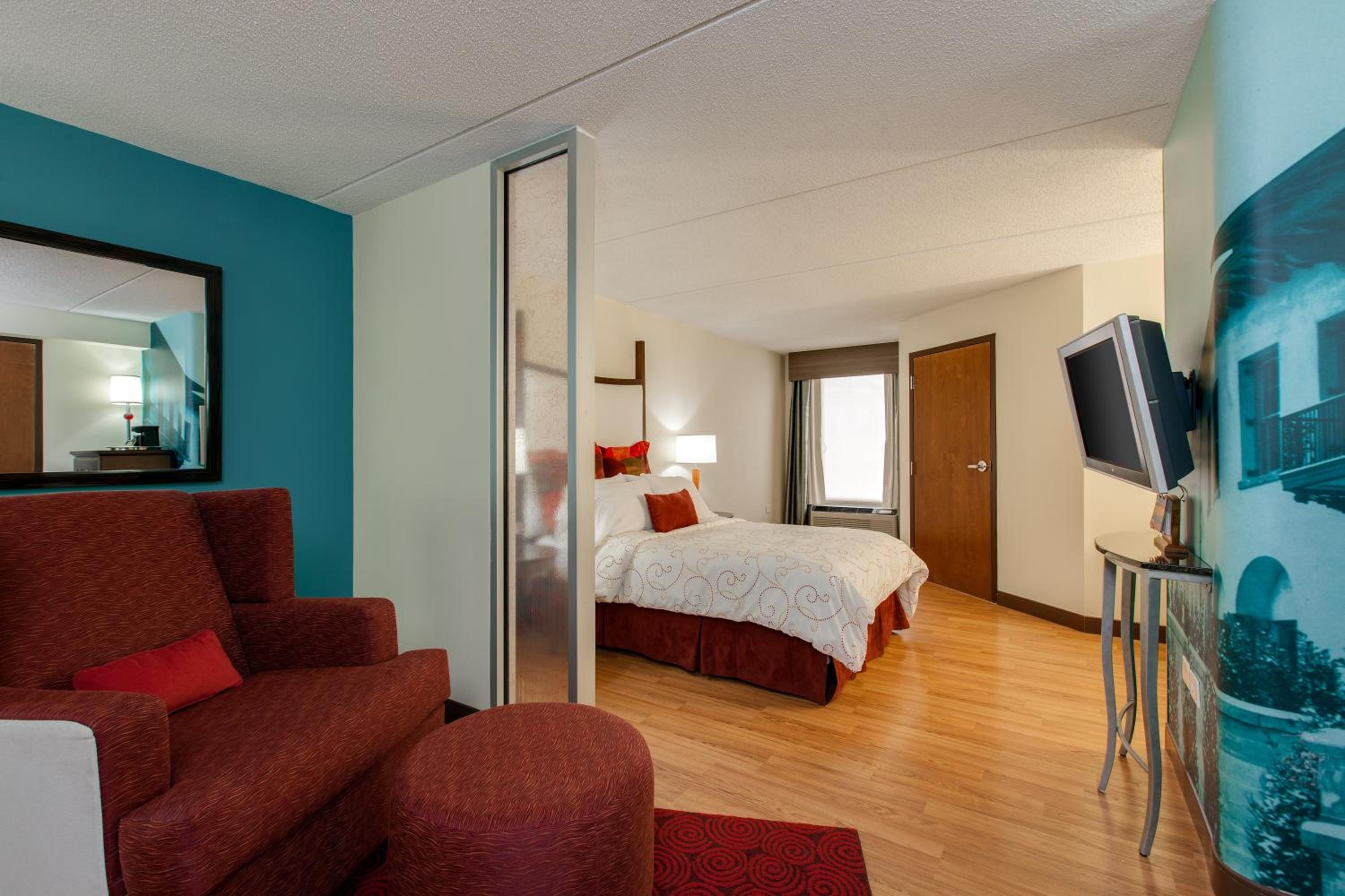 Standard King Room with Sofa Bed - Photo 5