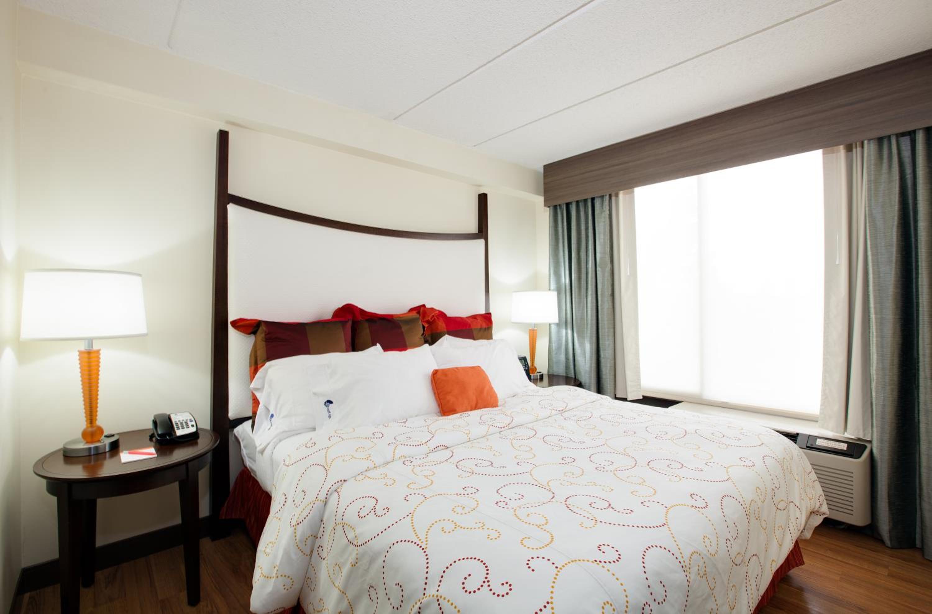 Standard King Room with Sofa Bed - Photo 3