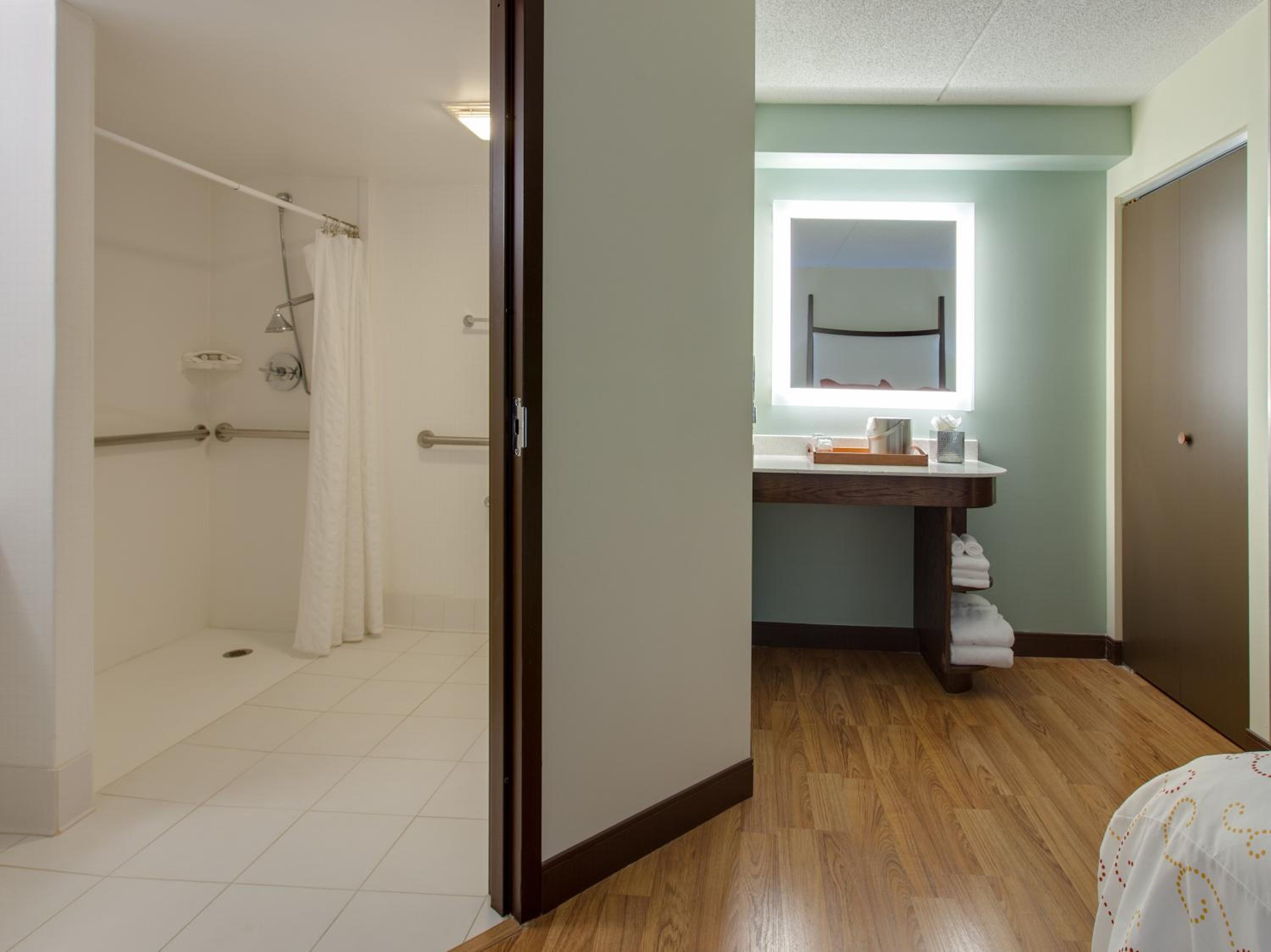 Double Room with Mobility Accessible Roll In Shower - Non-Smoking - Photo 3
