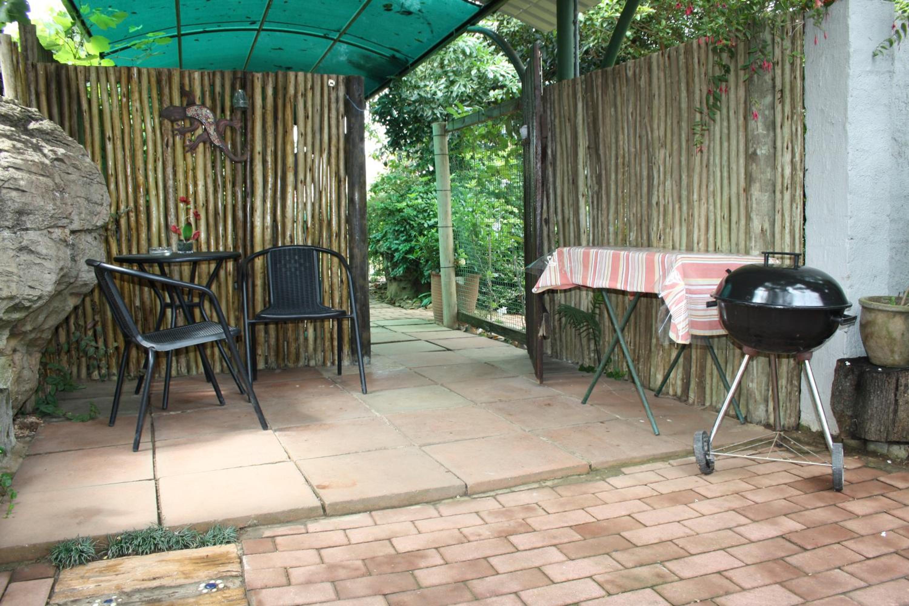 Standard Twin Room with Garden View - Photo 6