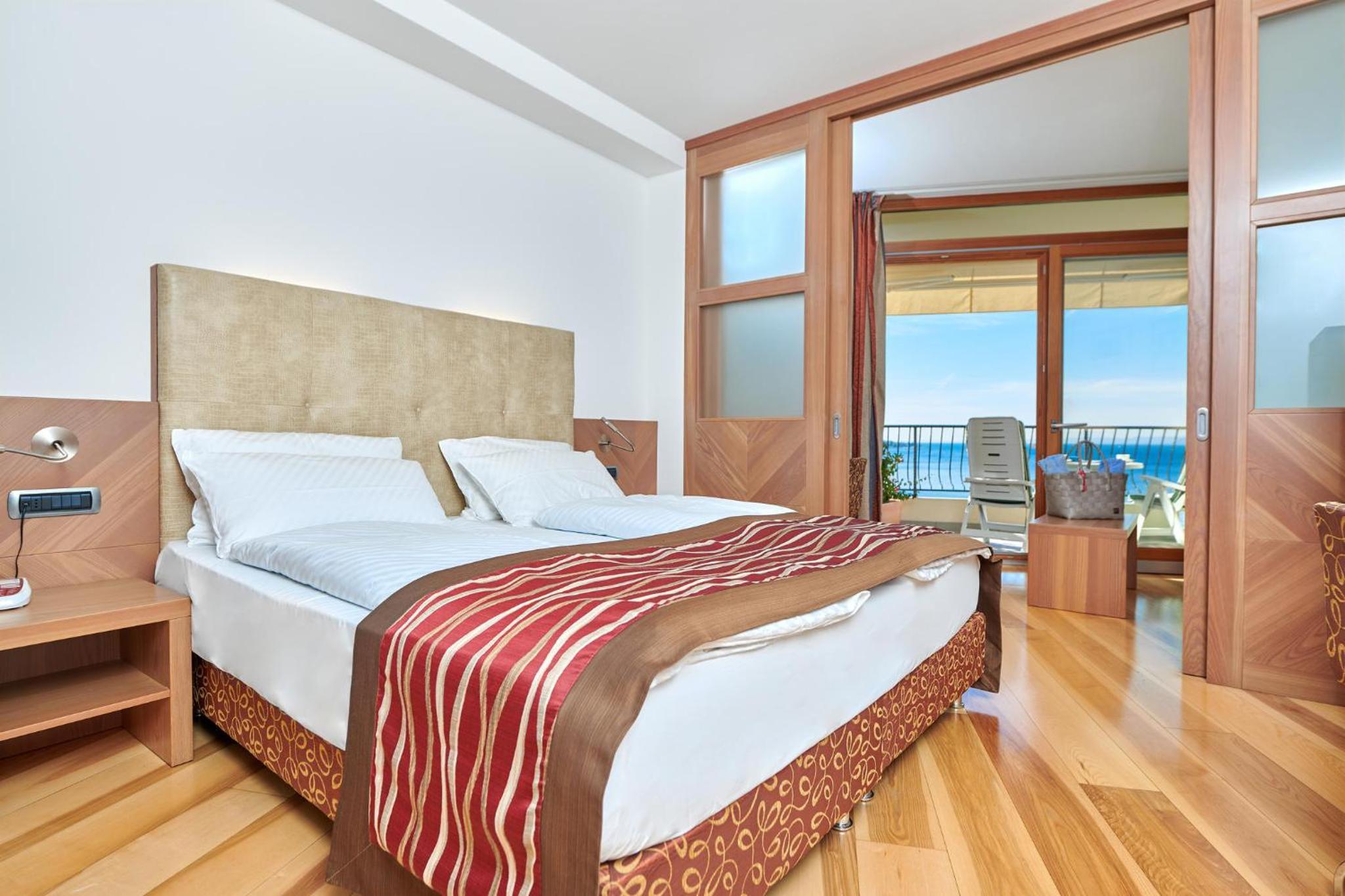 Junior Suite with External Whirlpool and Lake View