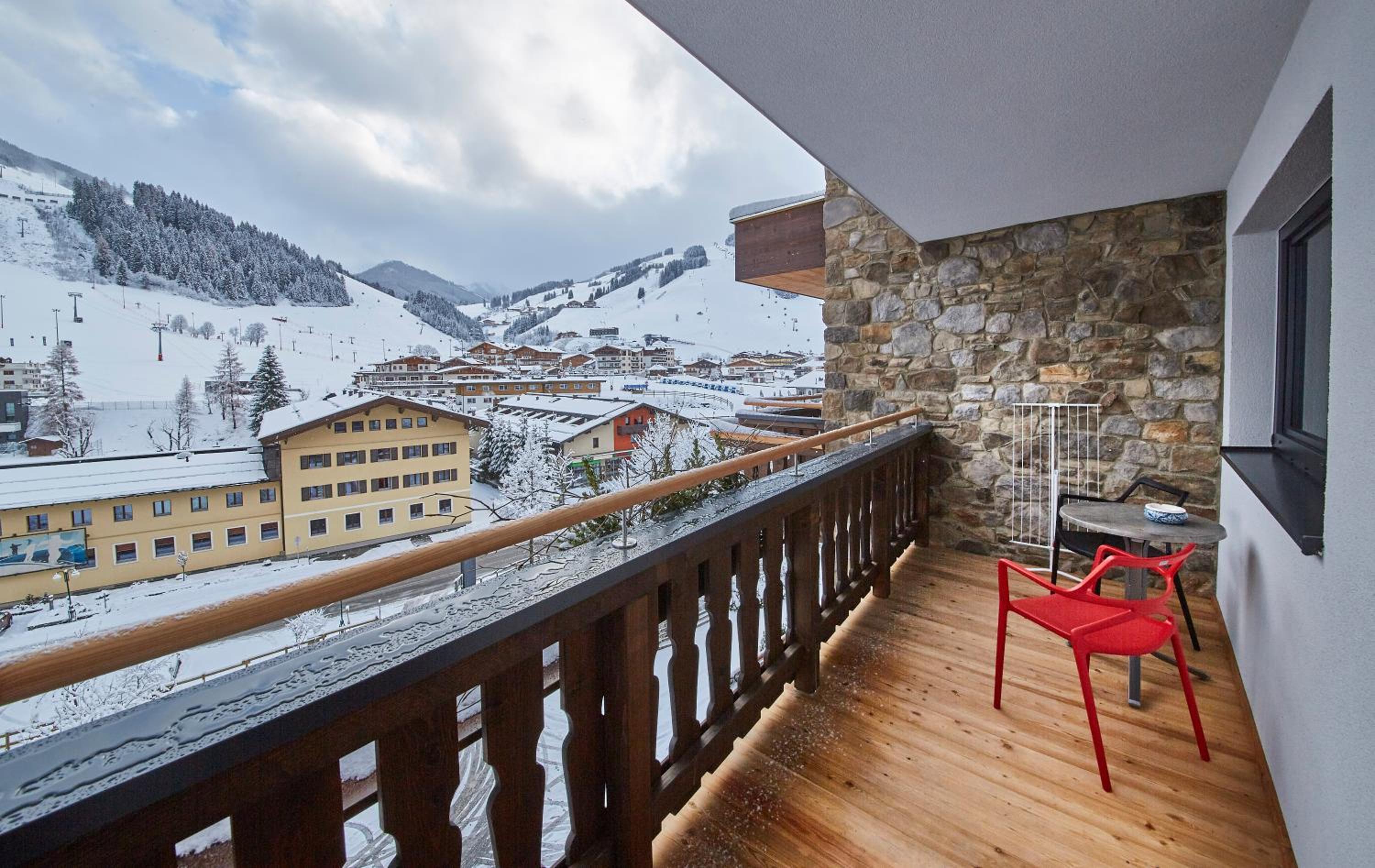 Comfort One-Bedroom Apartment with Mountain View photo 2