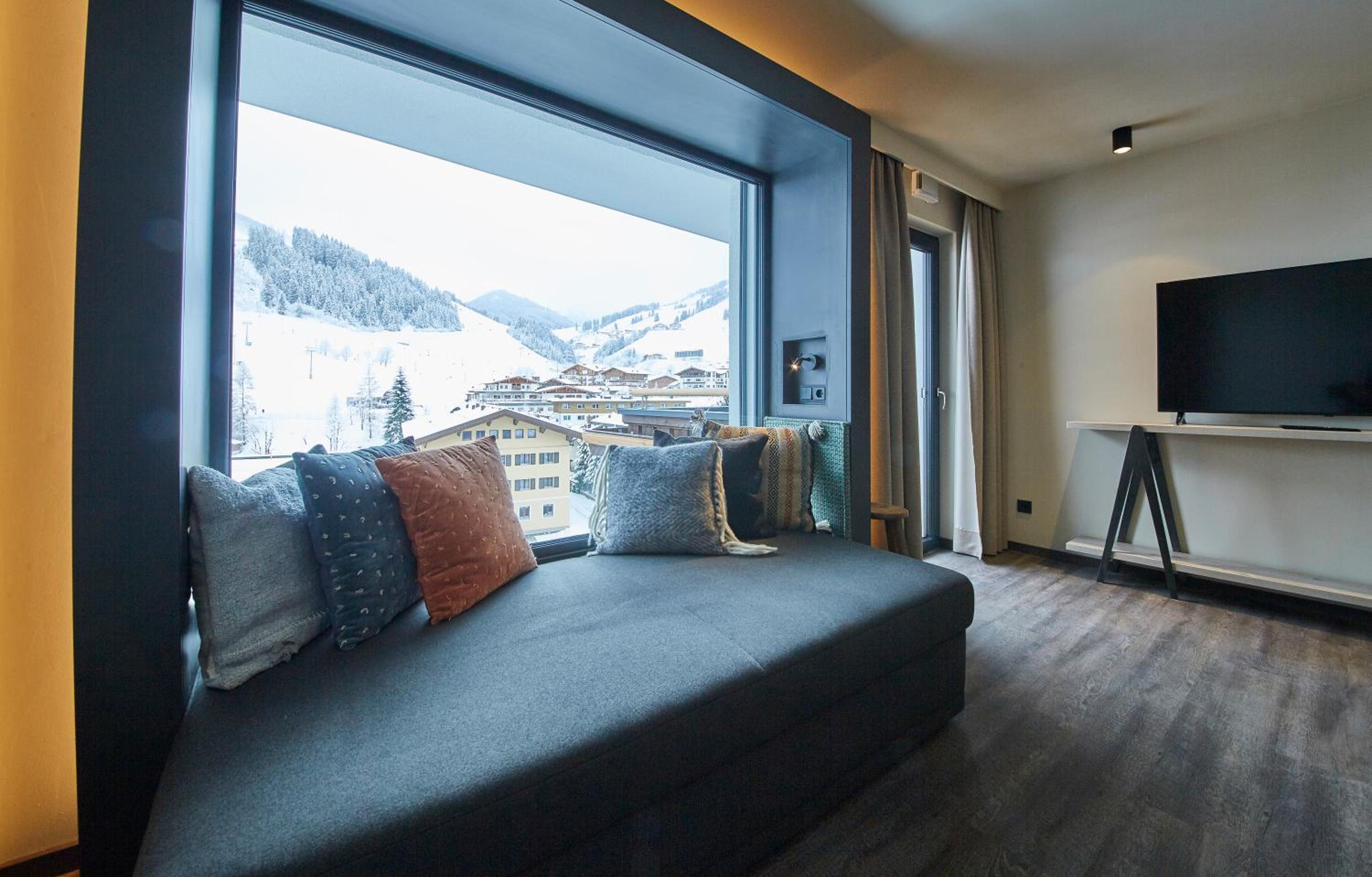 Comfort One-Bedroom Apartment with Mountain View photo 3