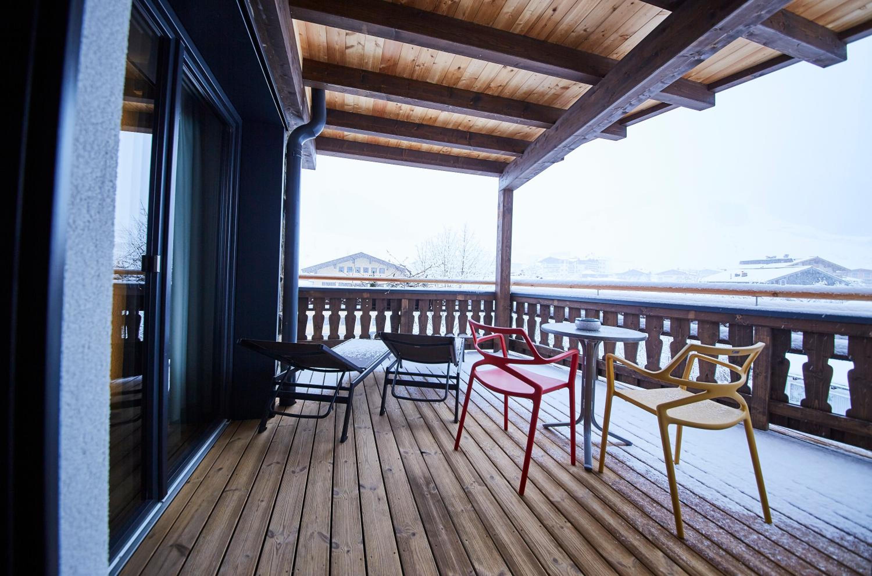 Deluxe Two-Bedroom Apartment with Mountain View photo 2
