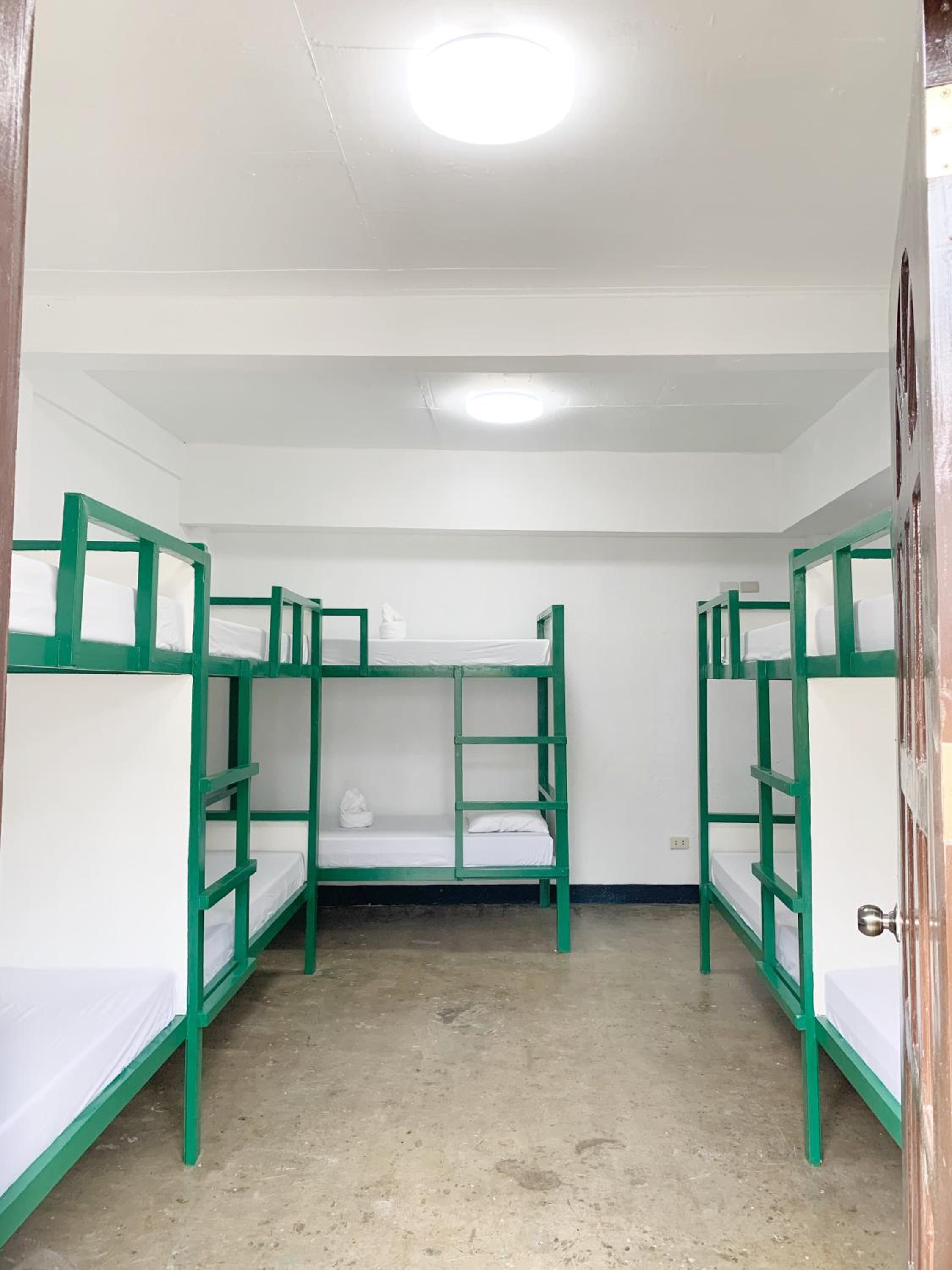 10-Bed Mixed Dormitory Room photo 2