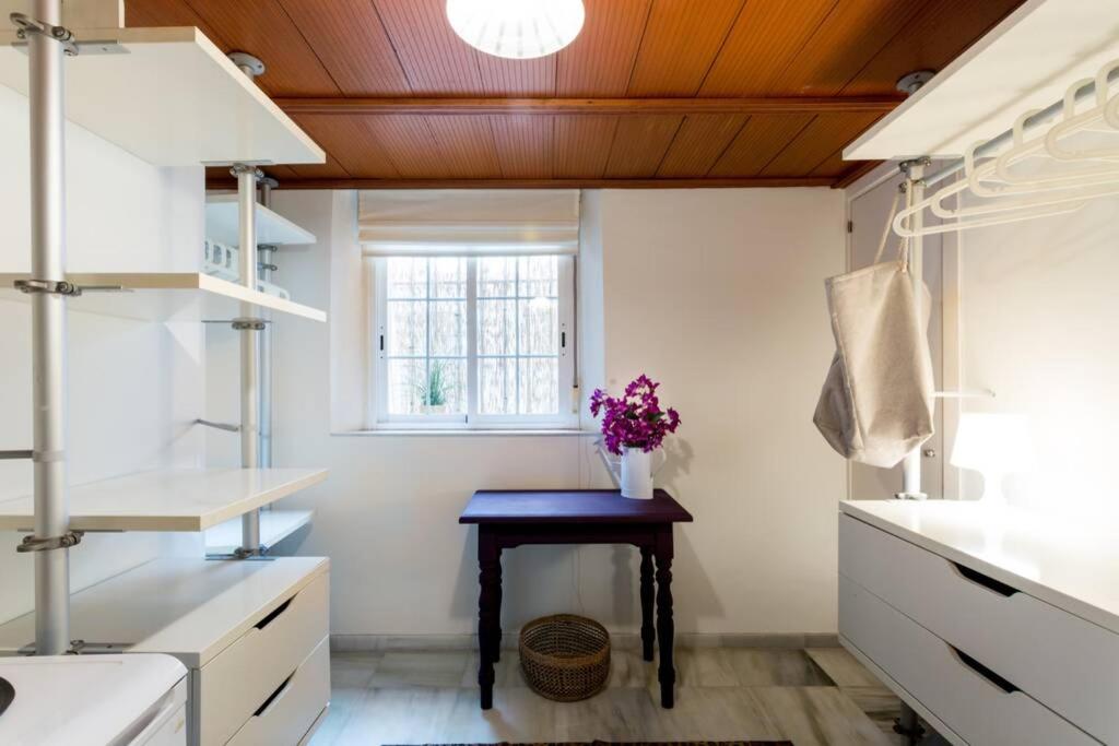 One-Bedroom Apartment - Photo 2