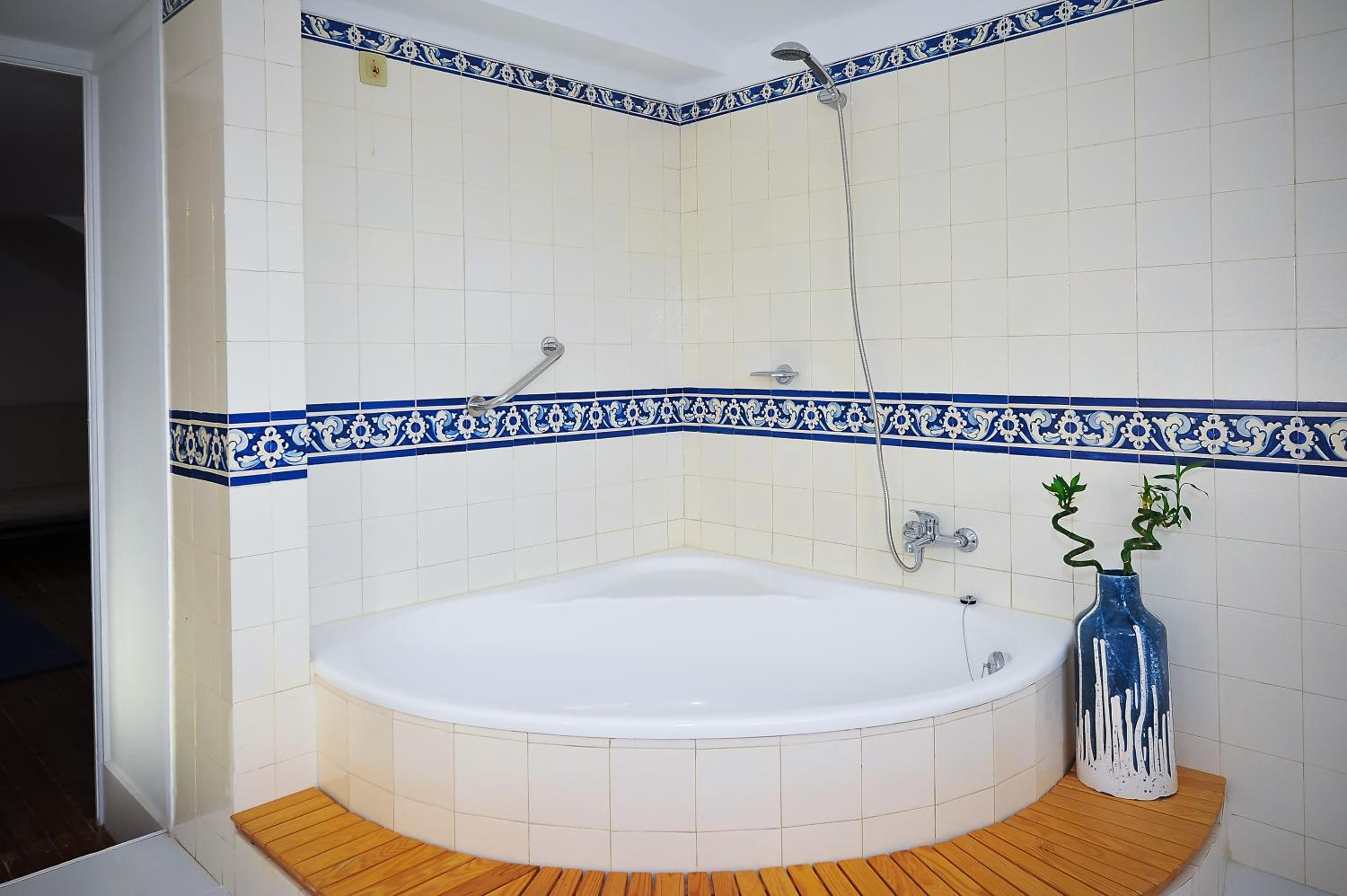 Deluxe Double Room (2 Adults + 1 Child) - Photo 12