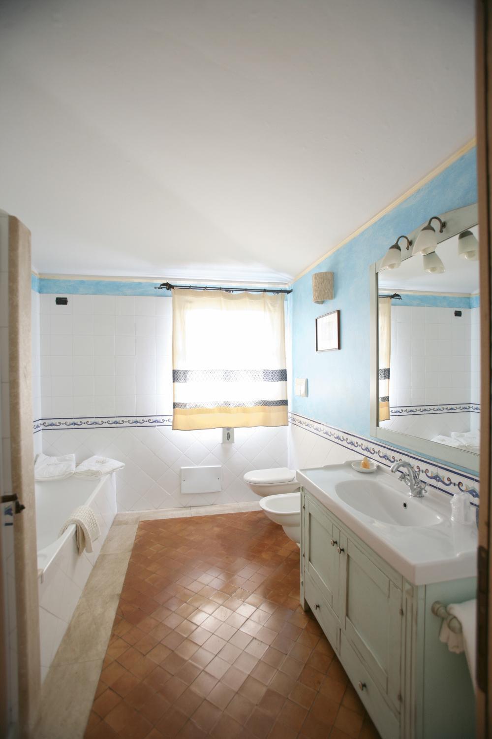 Suite - Photo 18