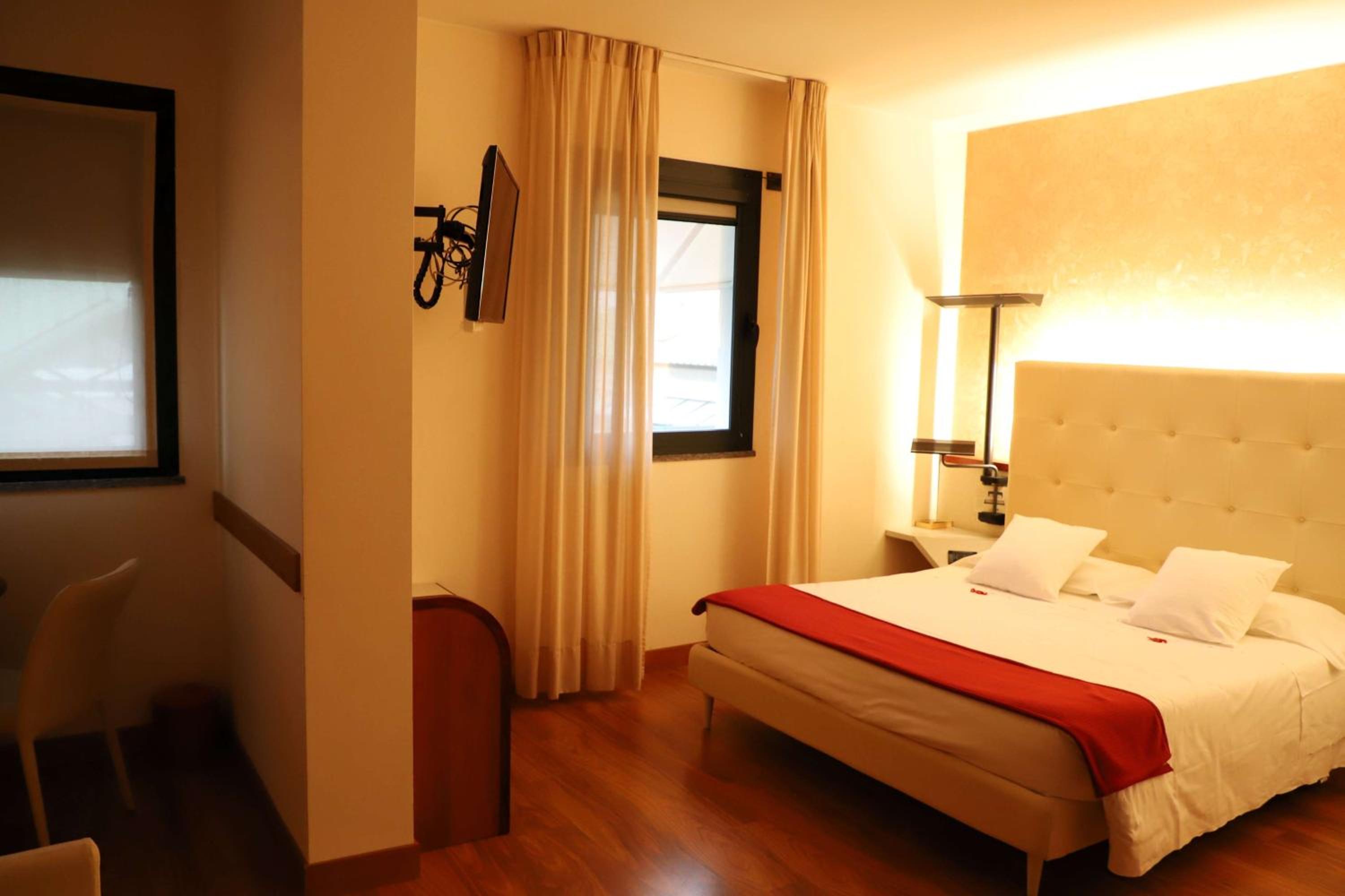 Family King Room with Sofa Bed - Photo 3