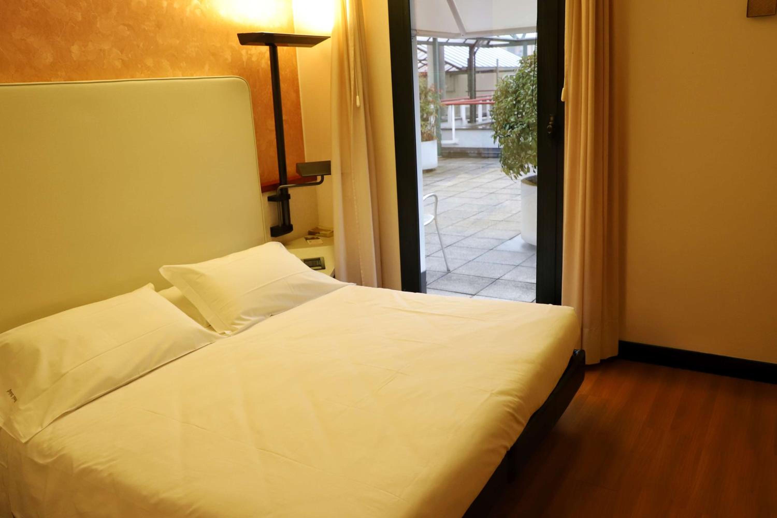 Standard King Room - Photo 2