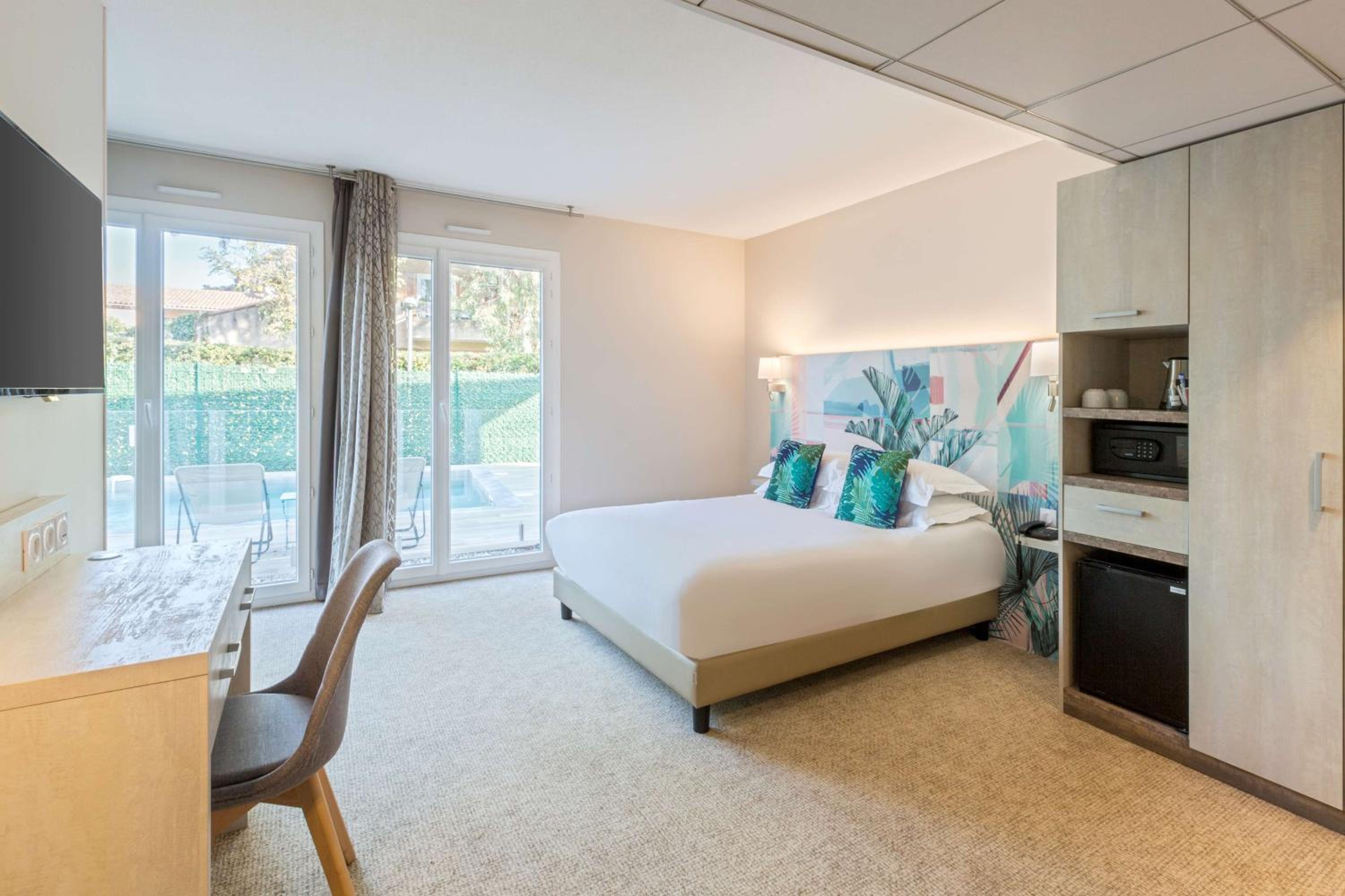 Deluxe Triple Room with 1 King and 1 Single Bed - Non-Smoking - Photo 1