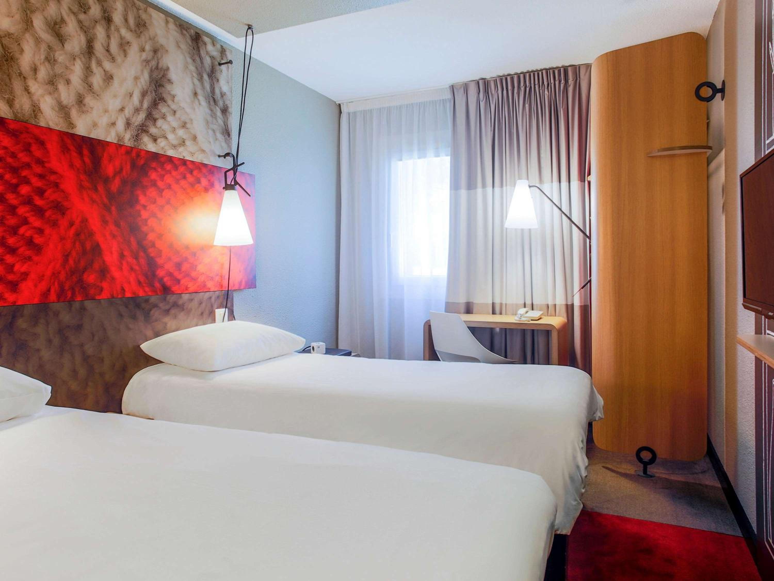 2 Adjacent Rooms