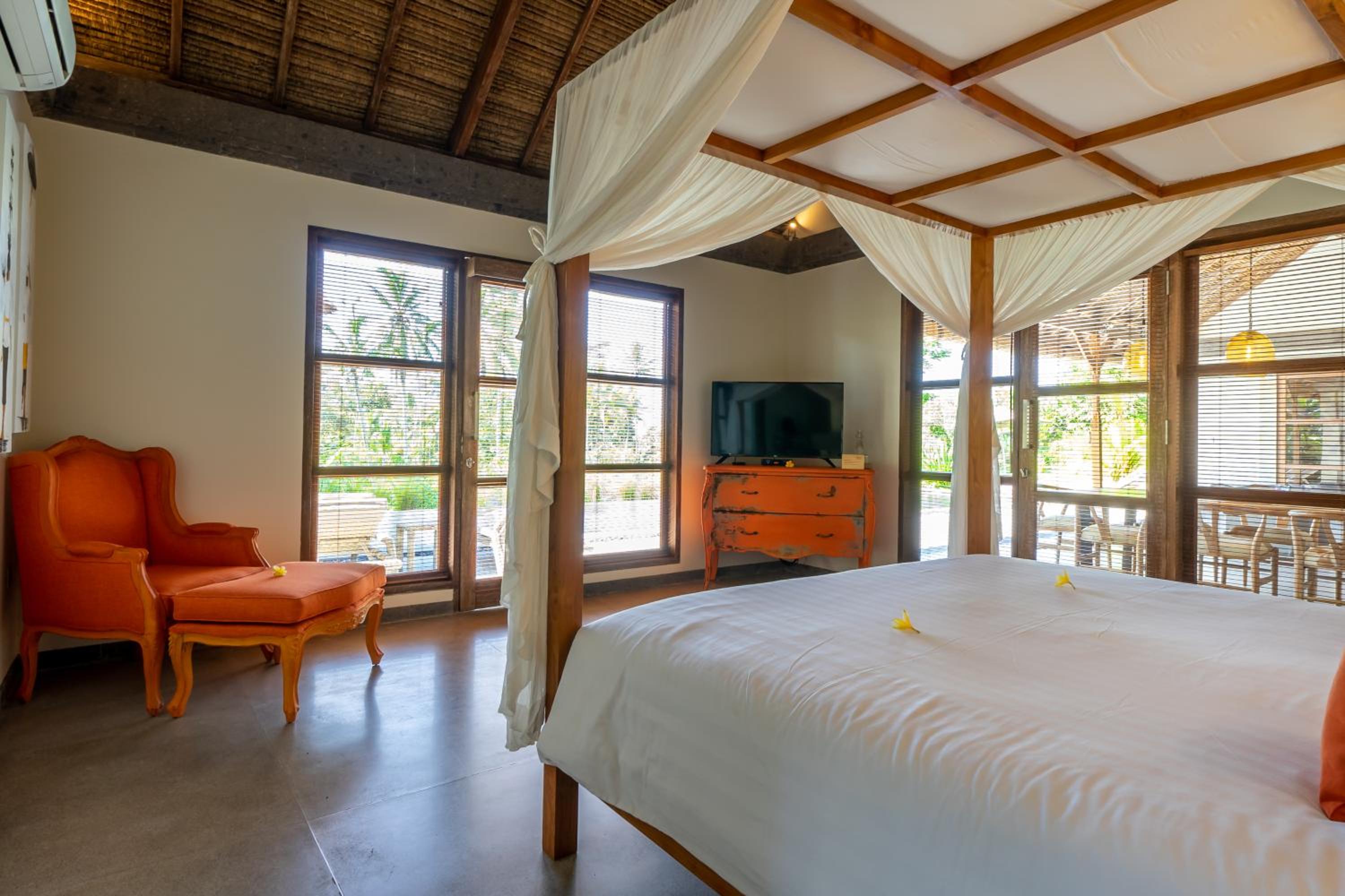 Villa with Private Pool - Photo 16