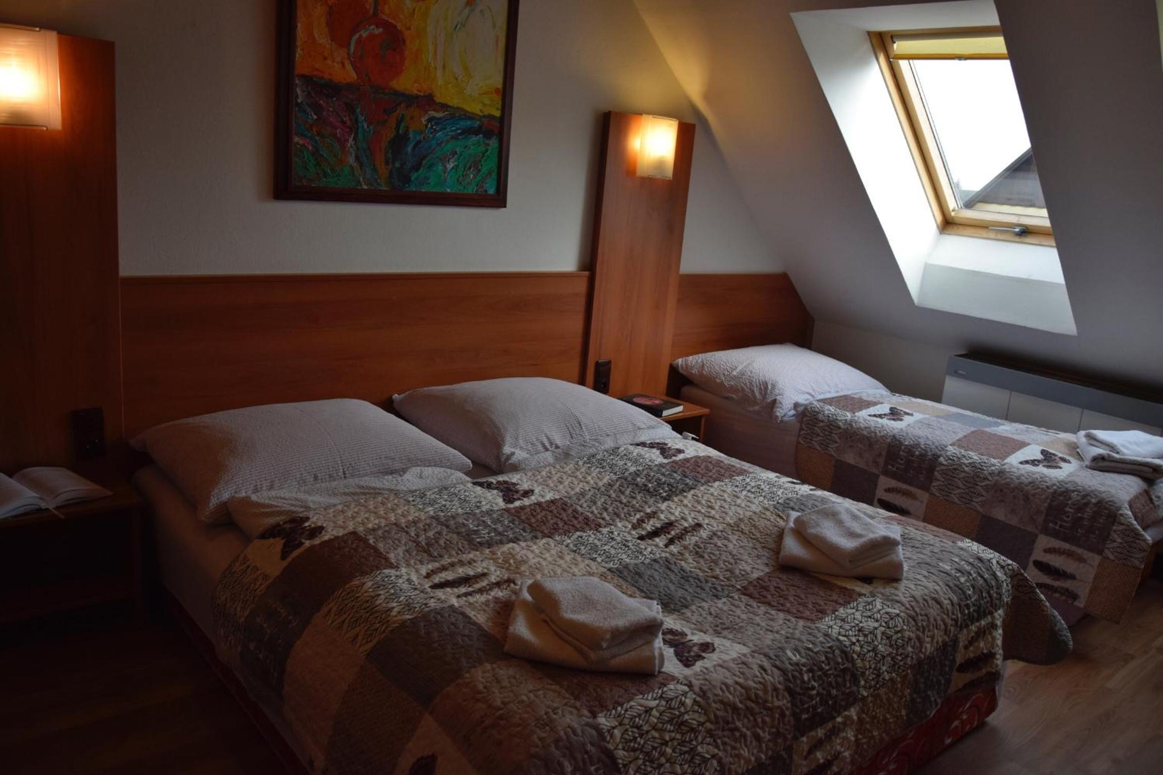 Triple Room with Private Bathroom - Photo 8