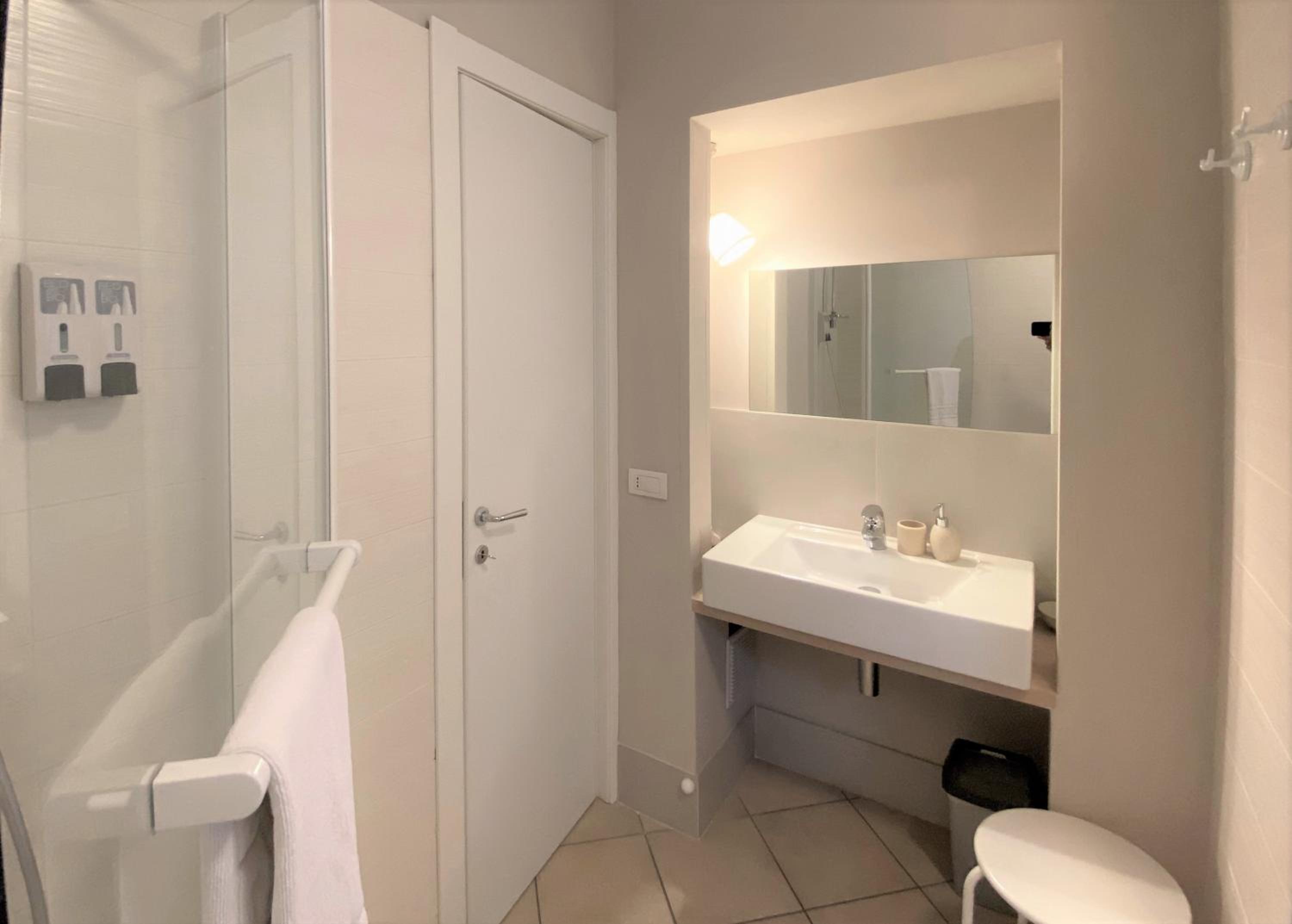 Double Room with Balcony - Photo 5