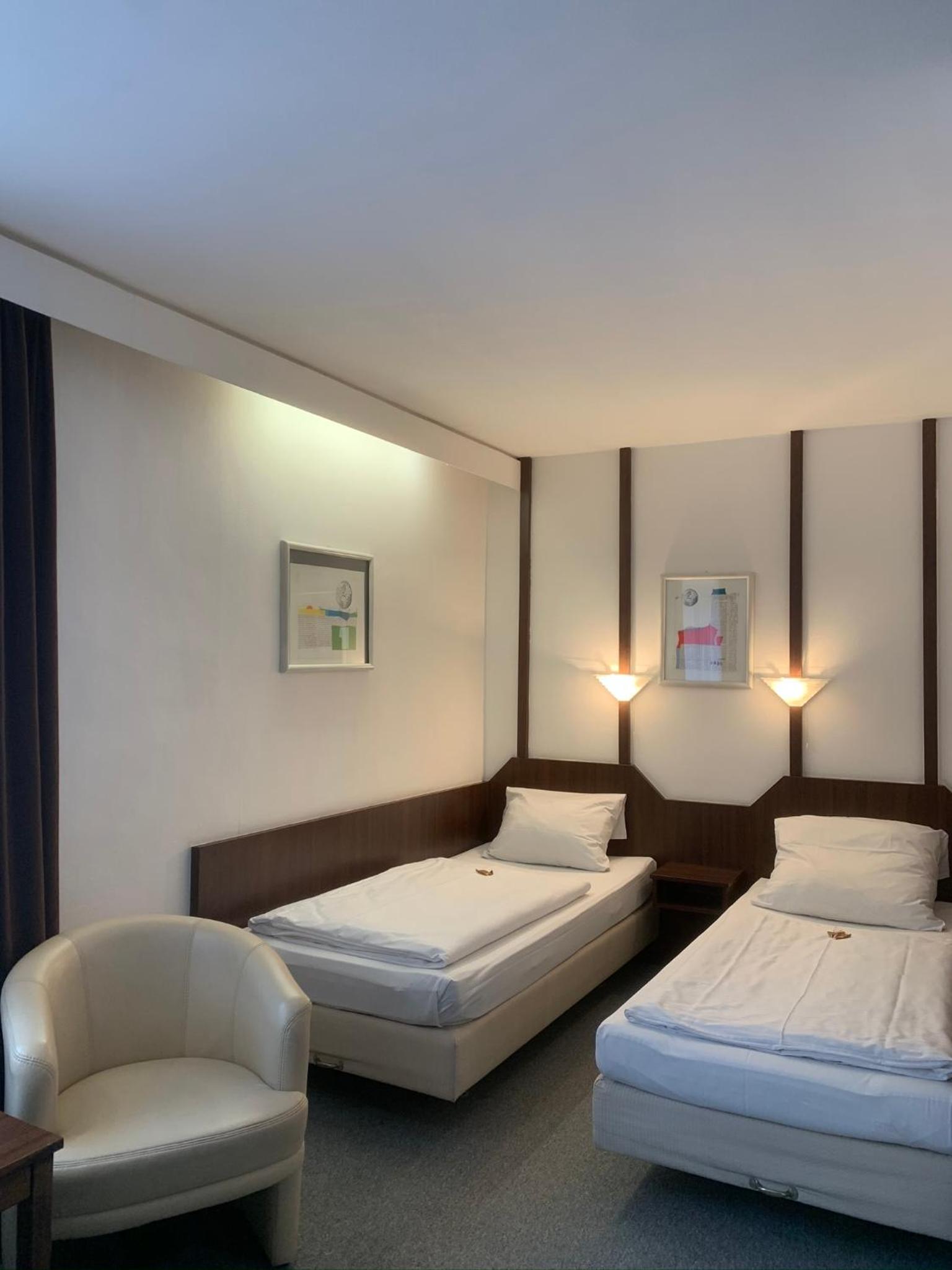 Twin Room - Photo 3
