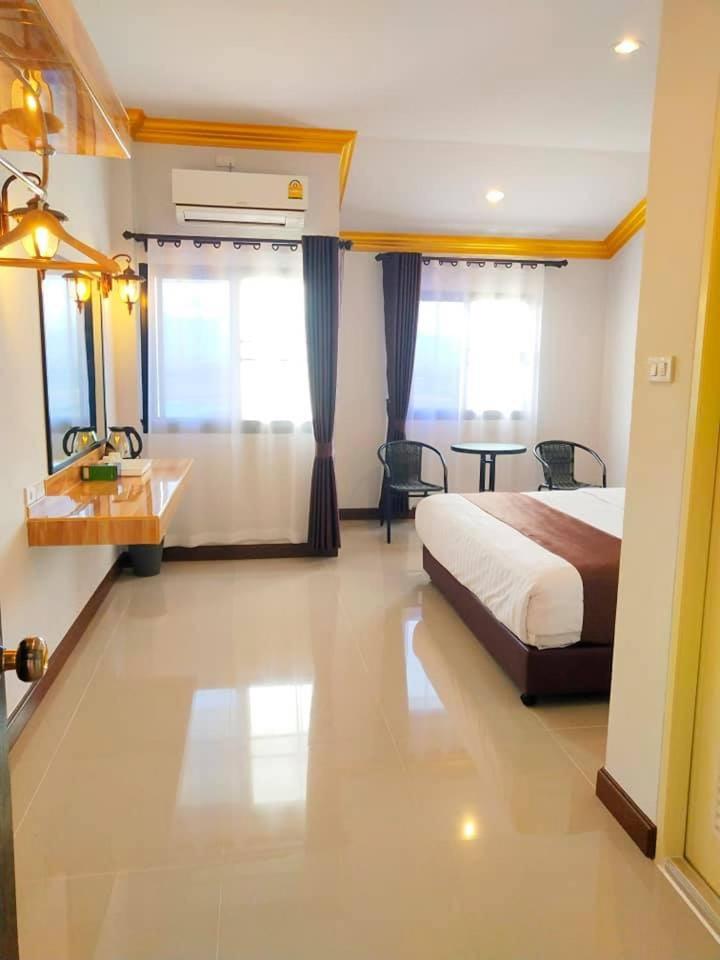 Deluxe King Room - Photo 2