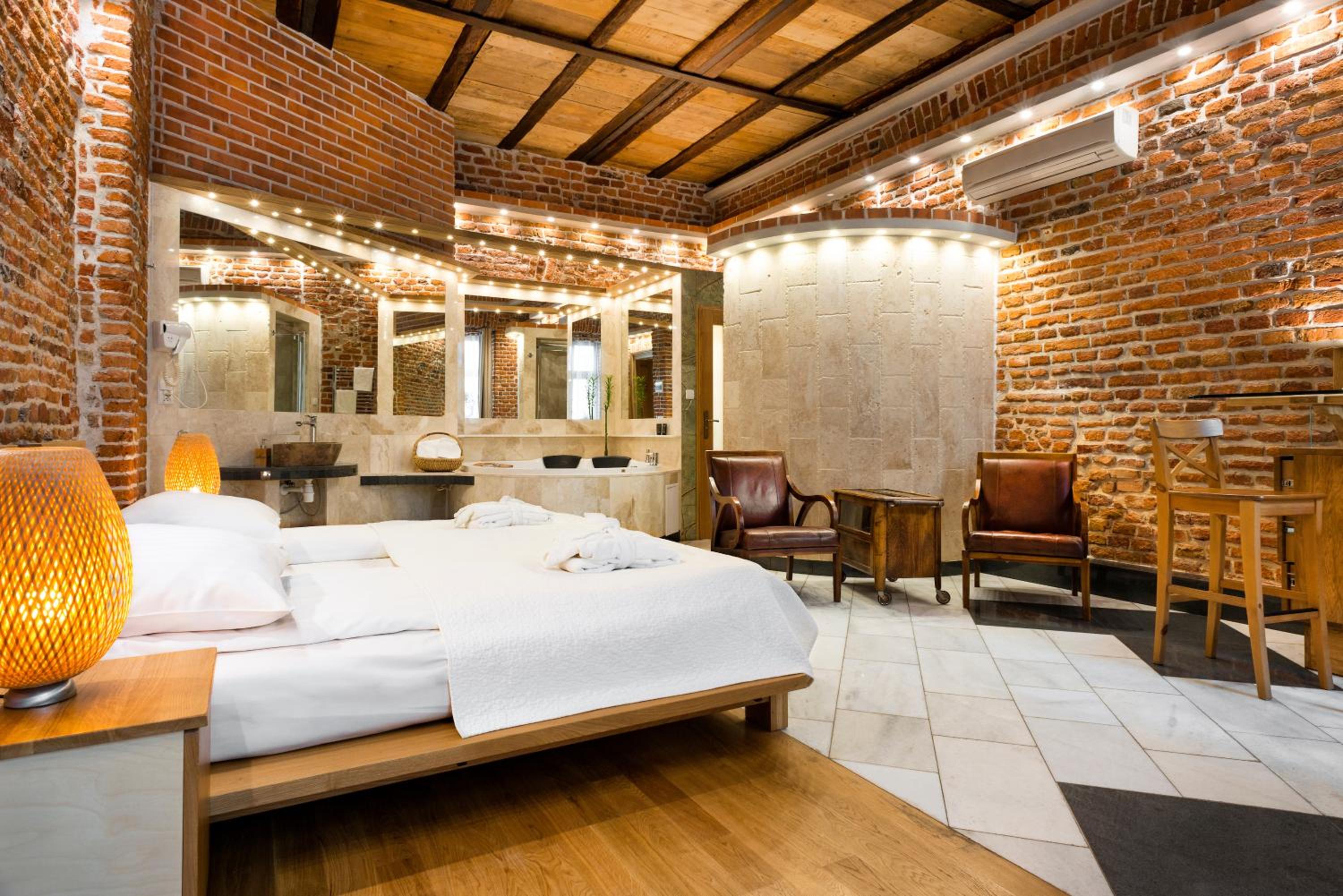 Executive Suite - Photo 3