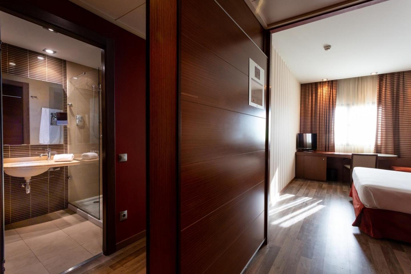 Quadruple Room (2 Adults + 2 Children) photo 2