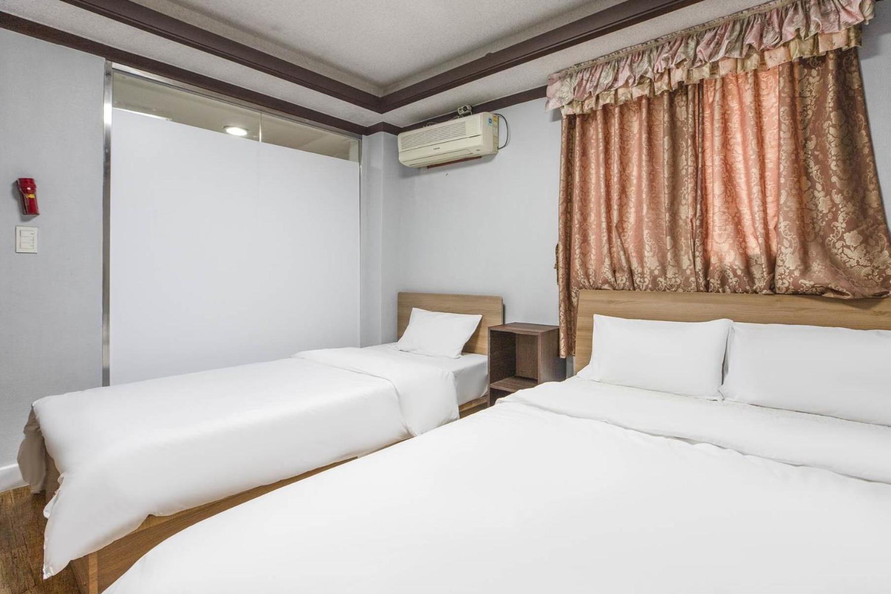 Triple Room with Shower - Photo 2