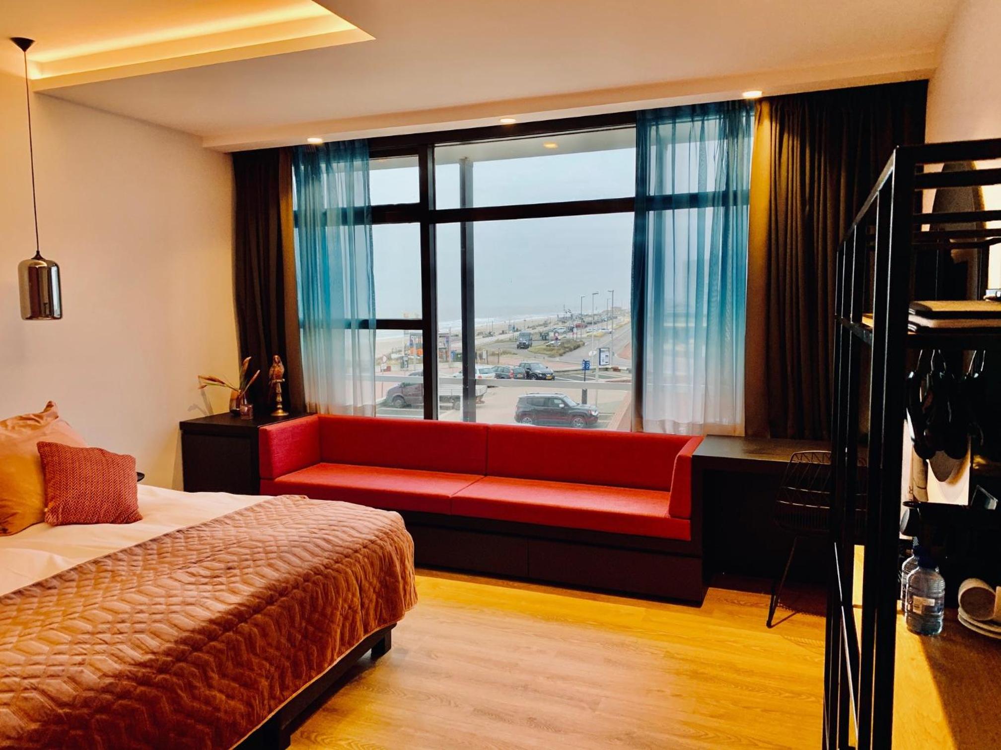 Large Room with Sloping Sea View photo 2